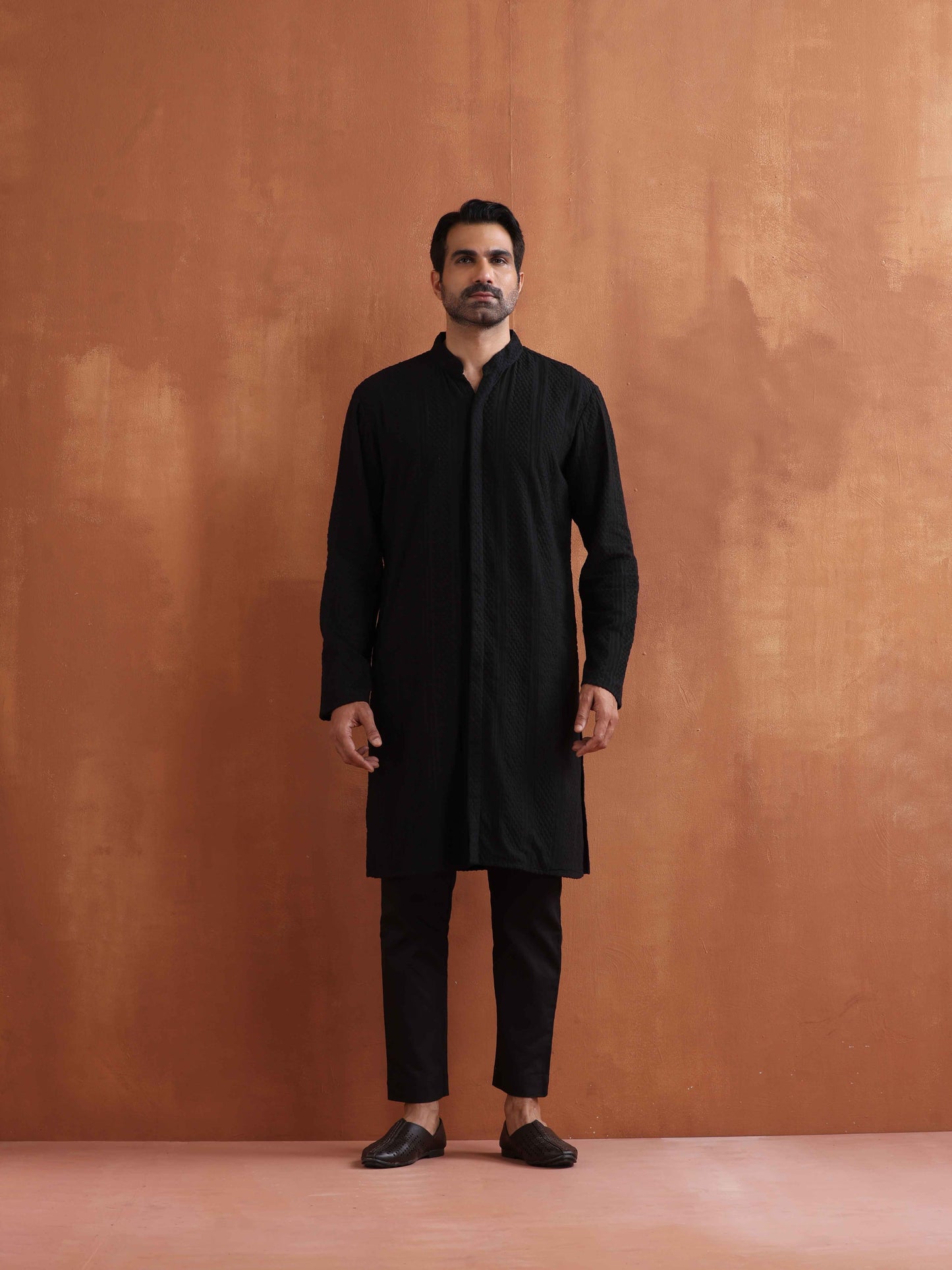 trueBrowns Men's Black Textured Cotton Dobby Front Open Kurta | Swadesiicart