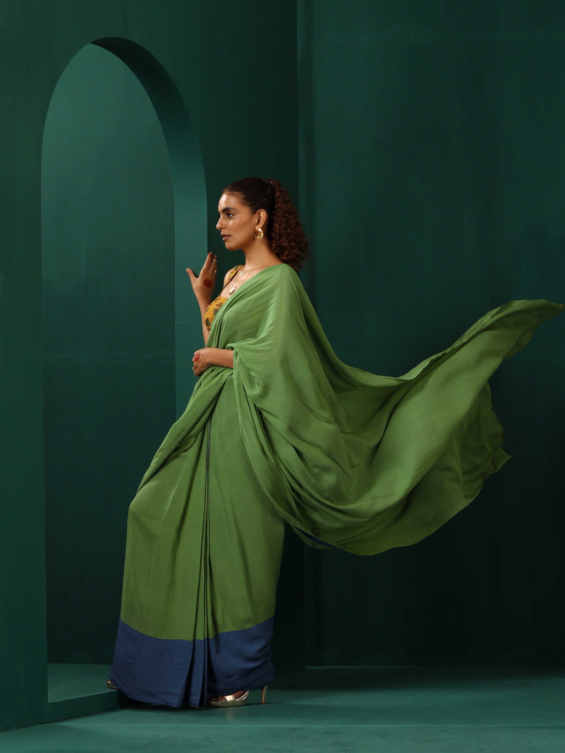 trueBrowns Green Muslin Silk Ready to Wear Saree | Swadesiicart