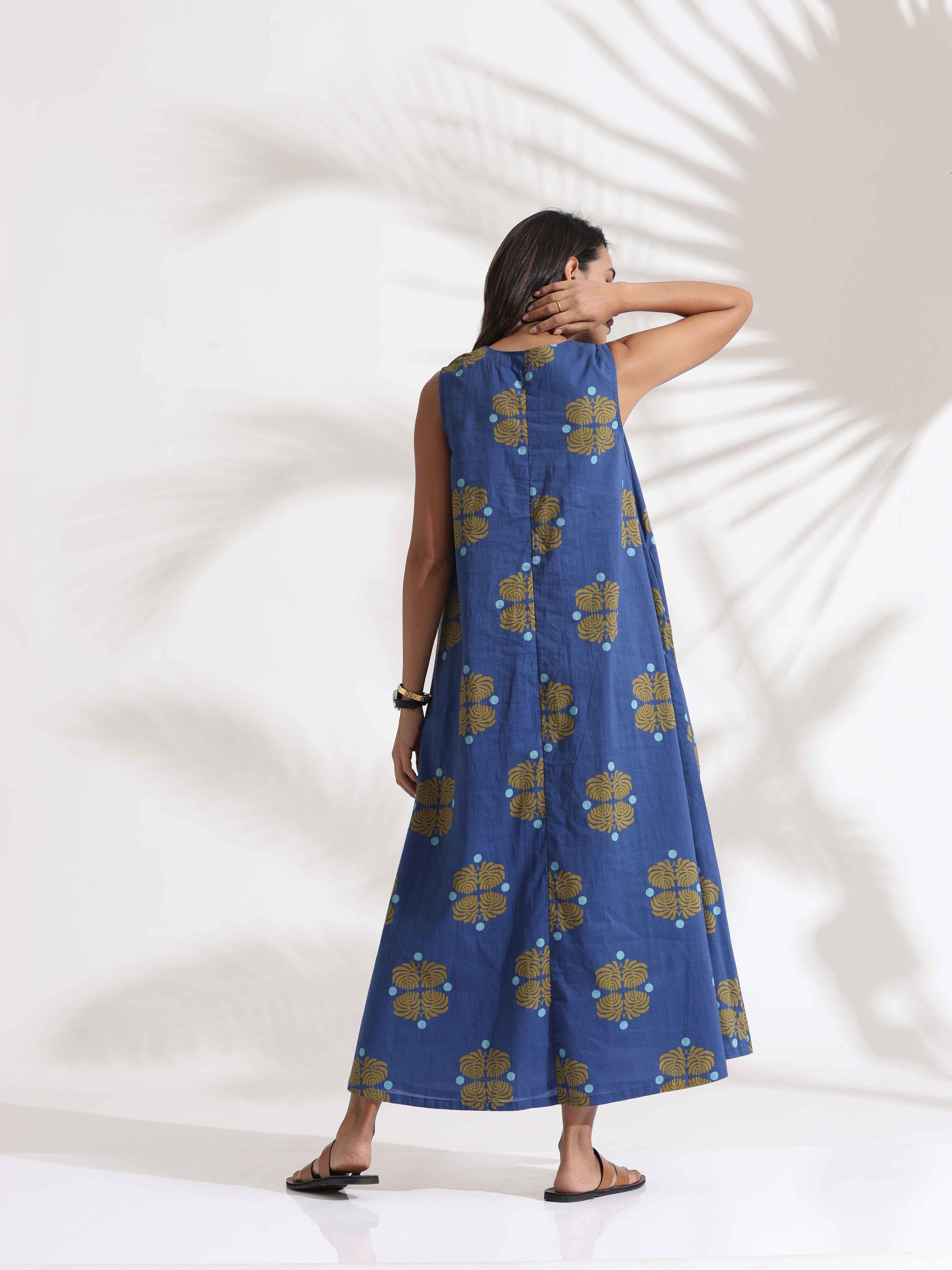 trueBrowns Blue Cotton Print Sleeveless Dress | Swadesiicart