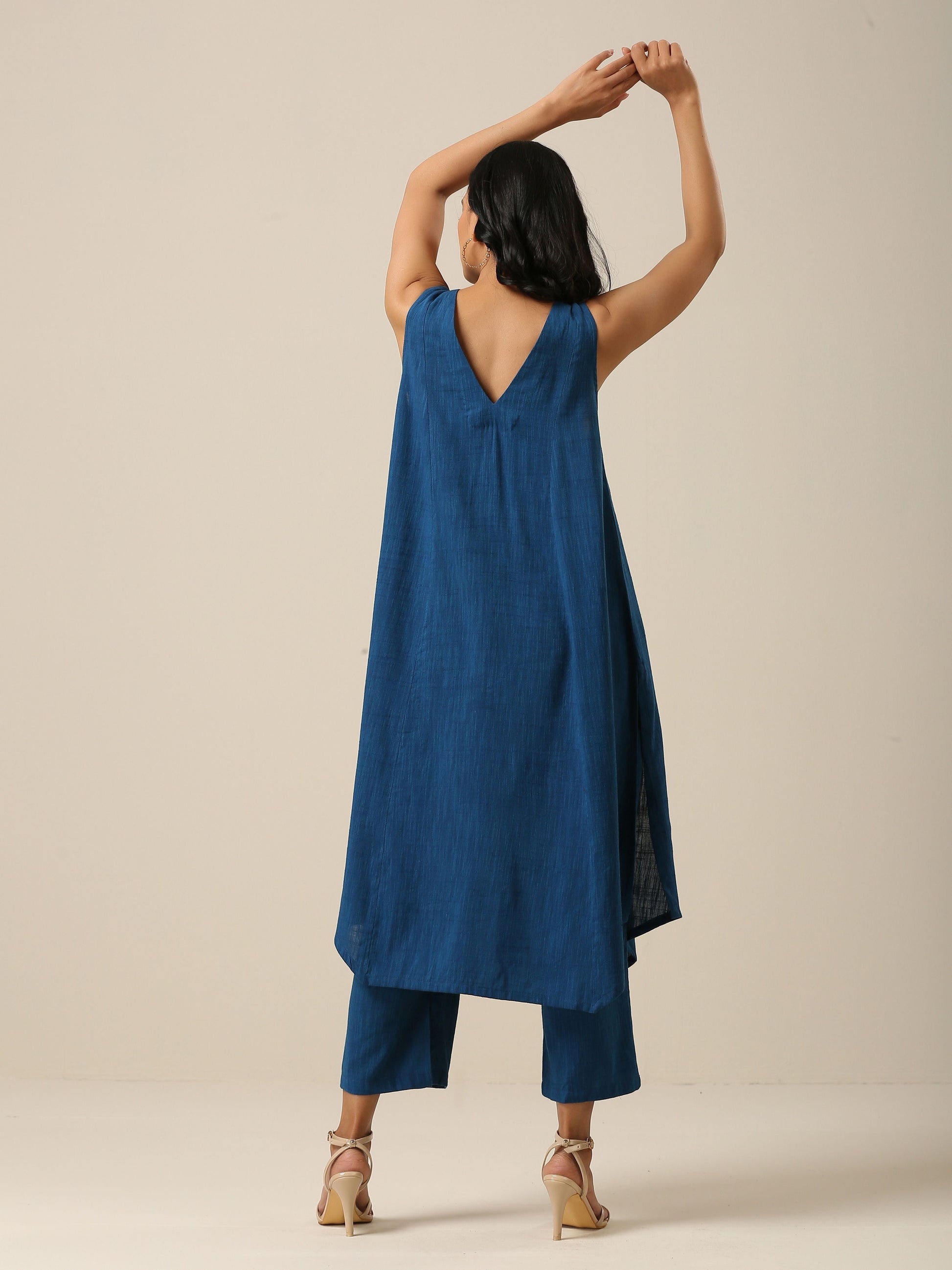 trueBrowns Classic Blue Slub Texture Sleeveless Flared Kurta Pant Set | Swadesiicart