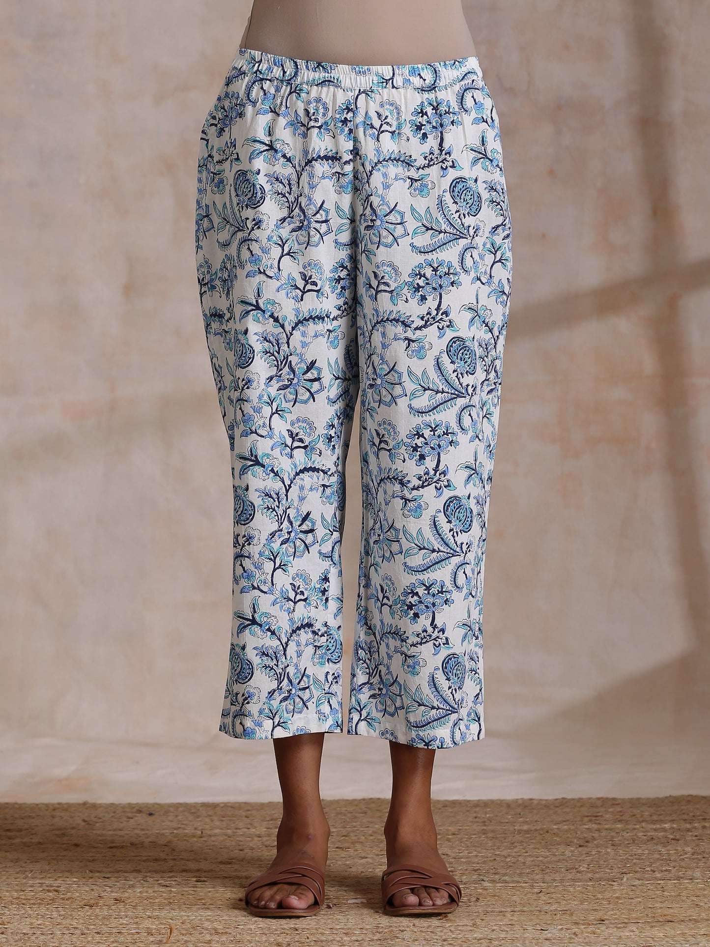trueBrowns White With Overall Blue Print Cotton Slit Gathered Kurta Set | Swadesiicart