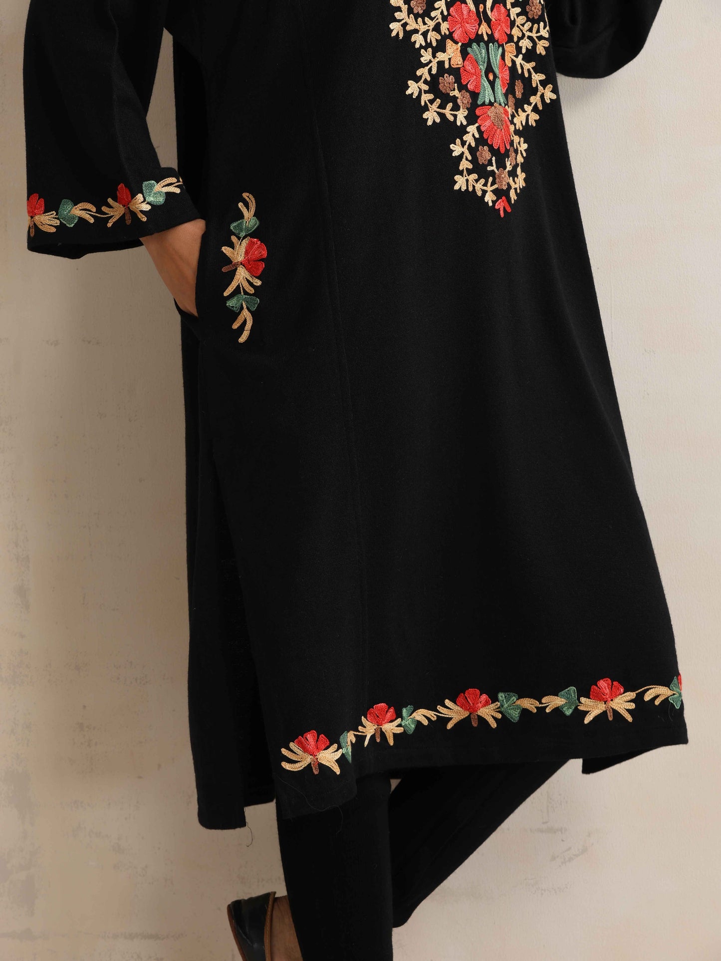 trueBrowns Black Kashmiri Embroidered Woollen Phiran Kurta | Swadesiicart