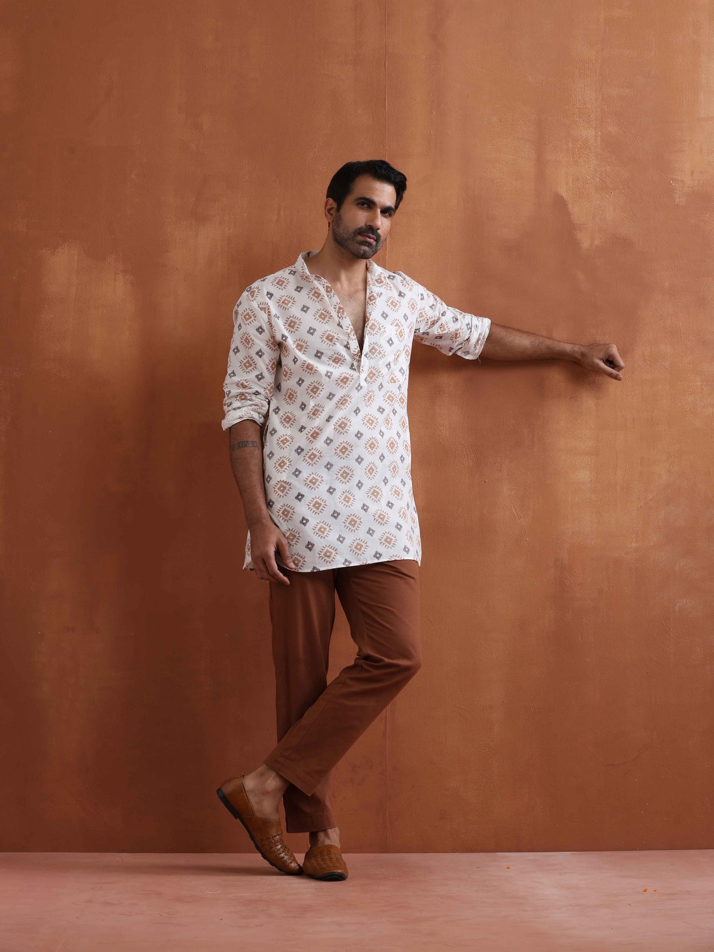 trueBrowns Men's Ivory Printed Short Kurta | Swadesiicart