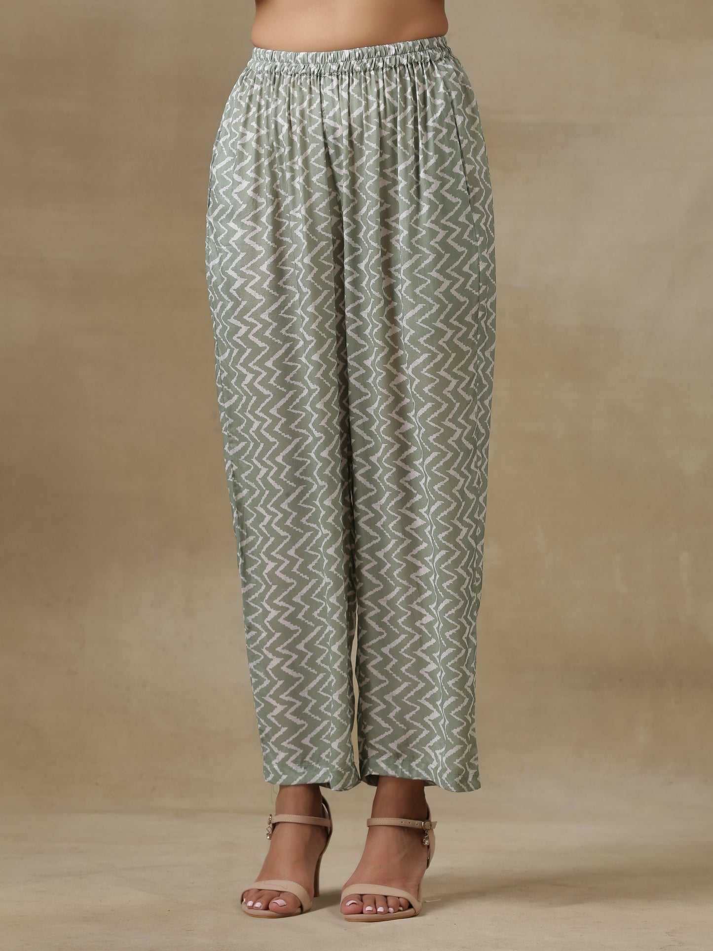 trueBrowns Light Green Bandhani Printed Silk High Slit Kurta Pant Set | Swadesiicart