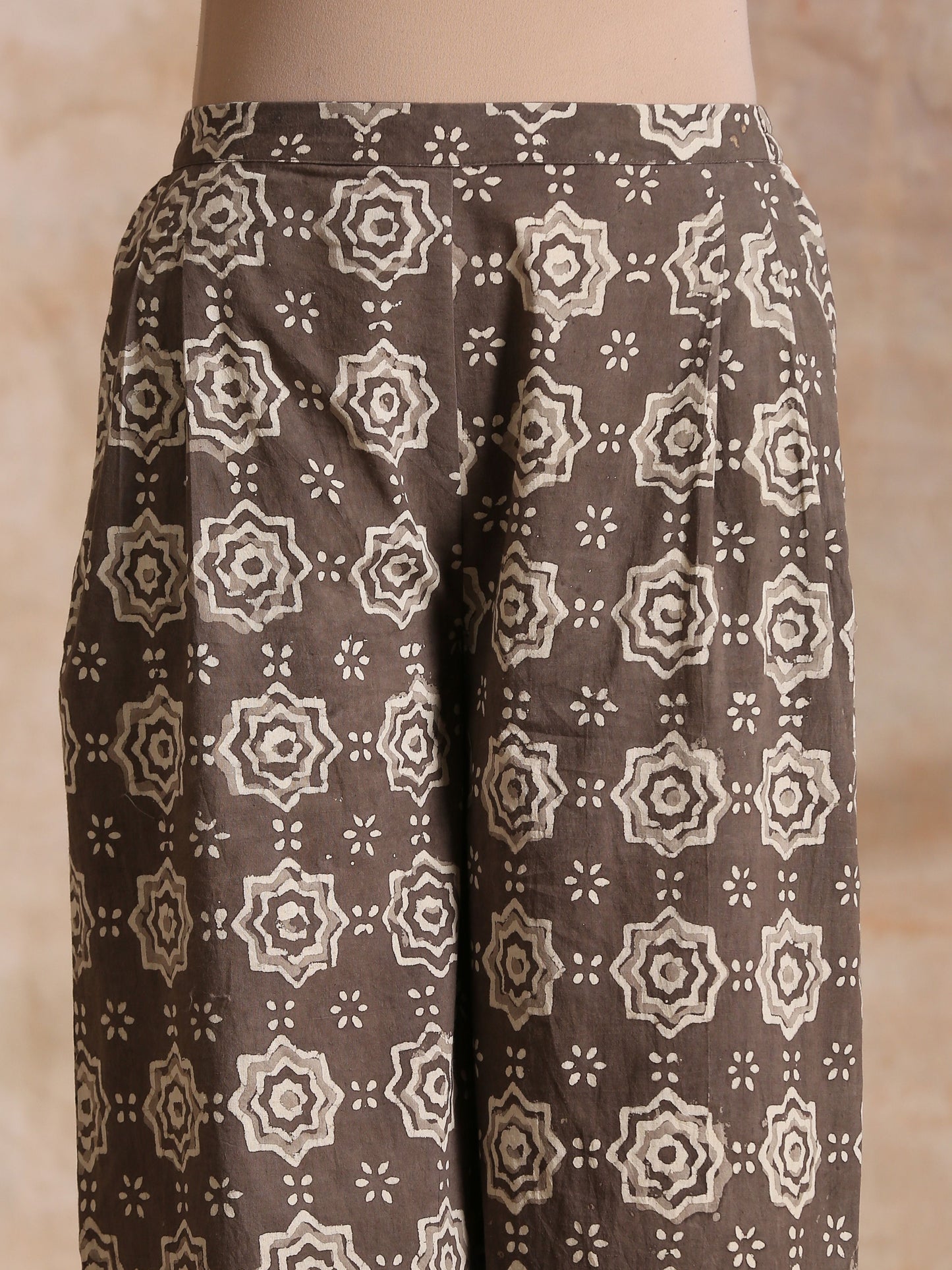 trueBrowns Clay Dabu Zig-Zag Motifs Print Cotton Sleeveless Jacket Pant Set | Swadesiicart