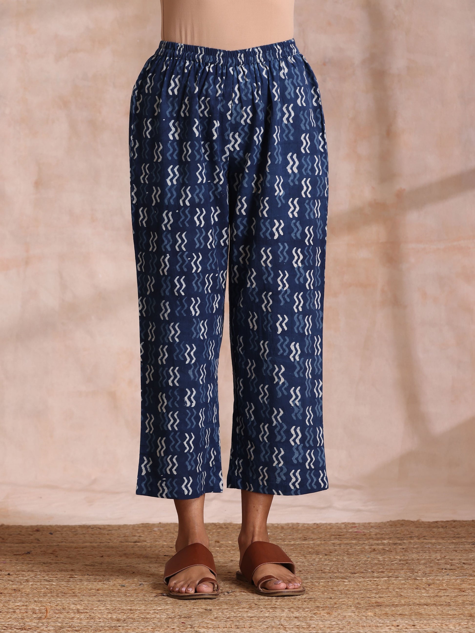 trueBrowns Indigo Dabu Zig-Zag Lines Print Cotton Sleeveless Kurta Pant Set | Swadesiicart