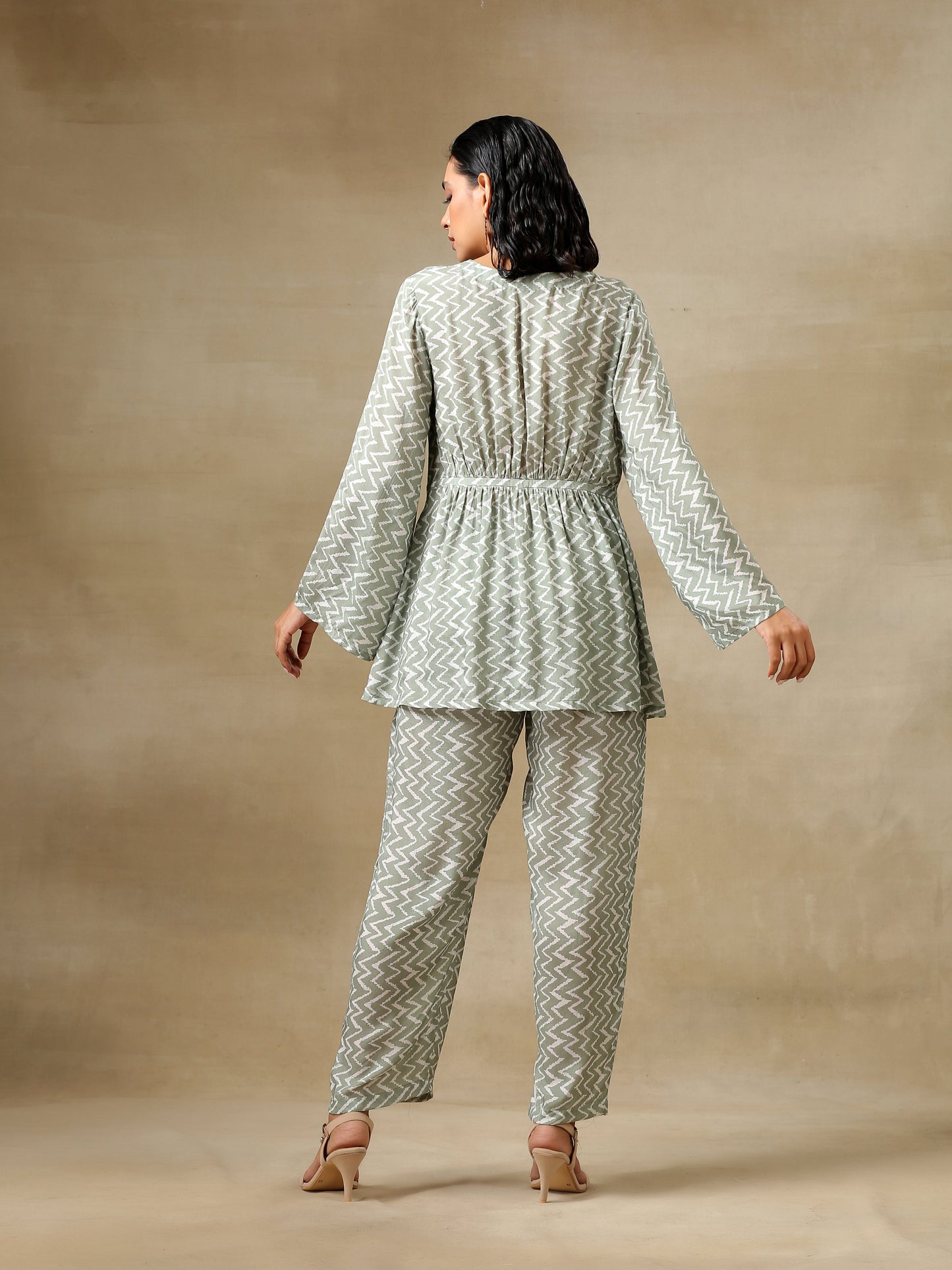 trueBrowns Light Green Bandhani Printed Silk V-Neck Co-Ord Set - Swadesiicart