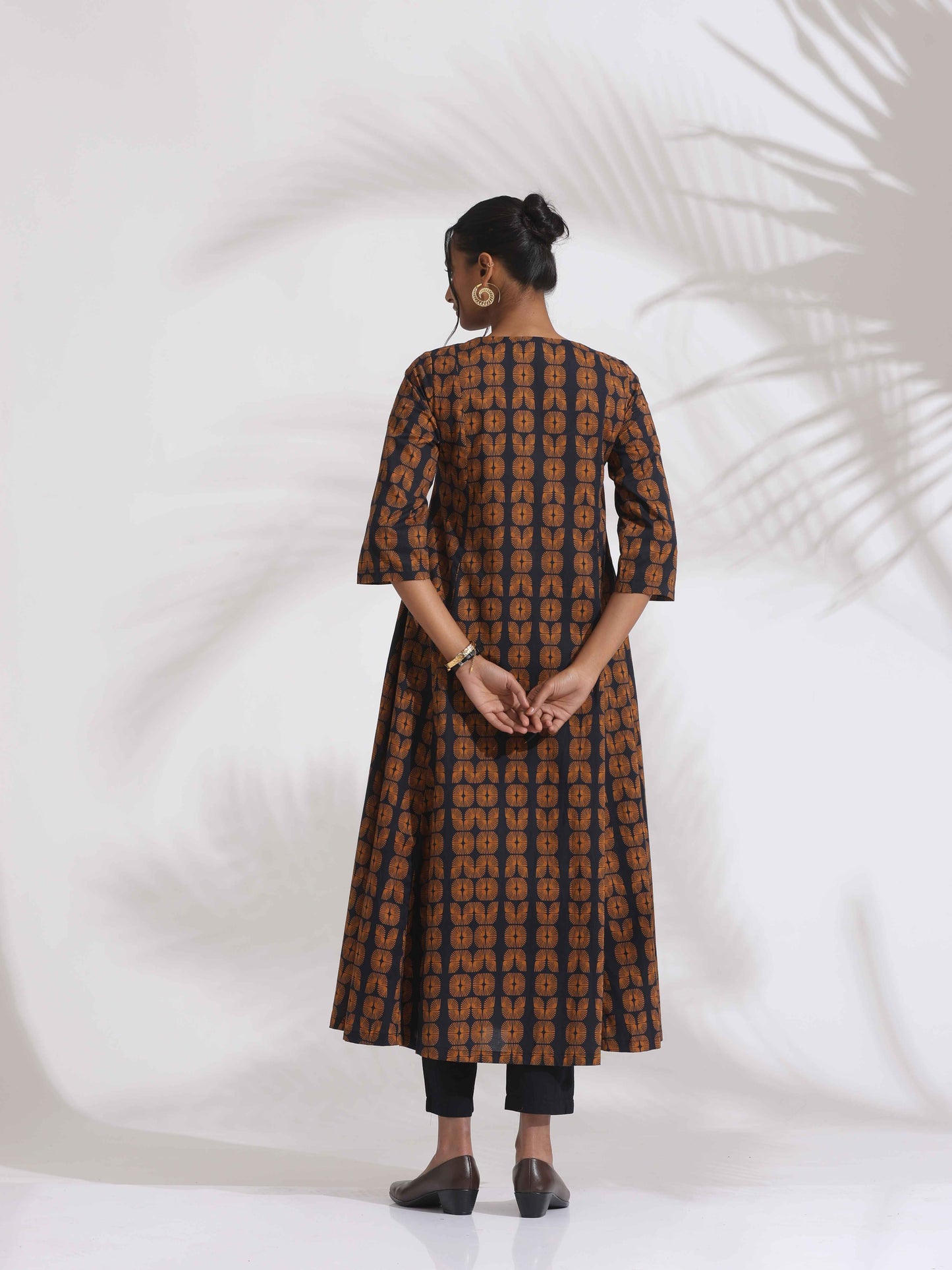 trueBrowns Black Cotton Print Pleated Flared Kurta Set | Swadesiicart
