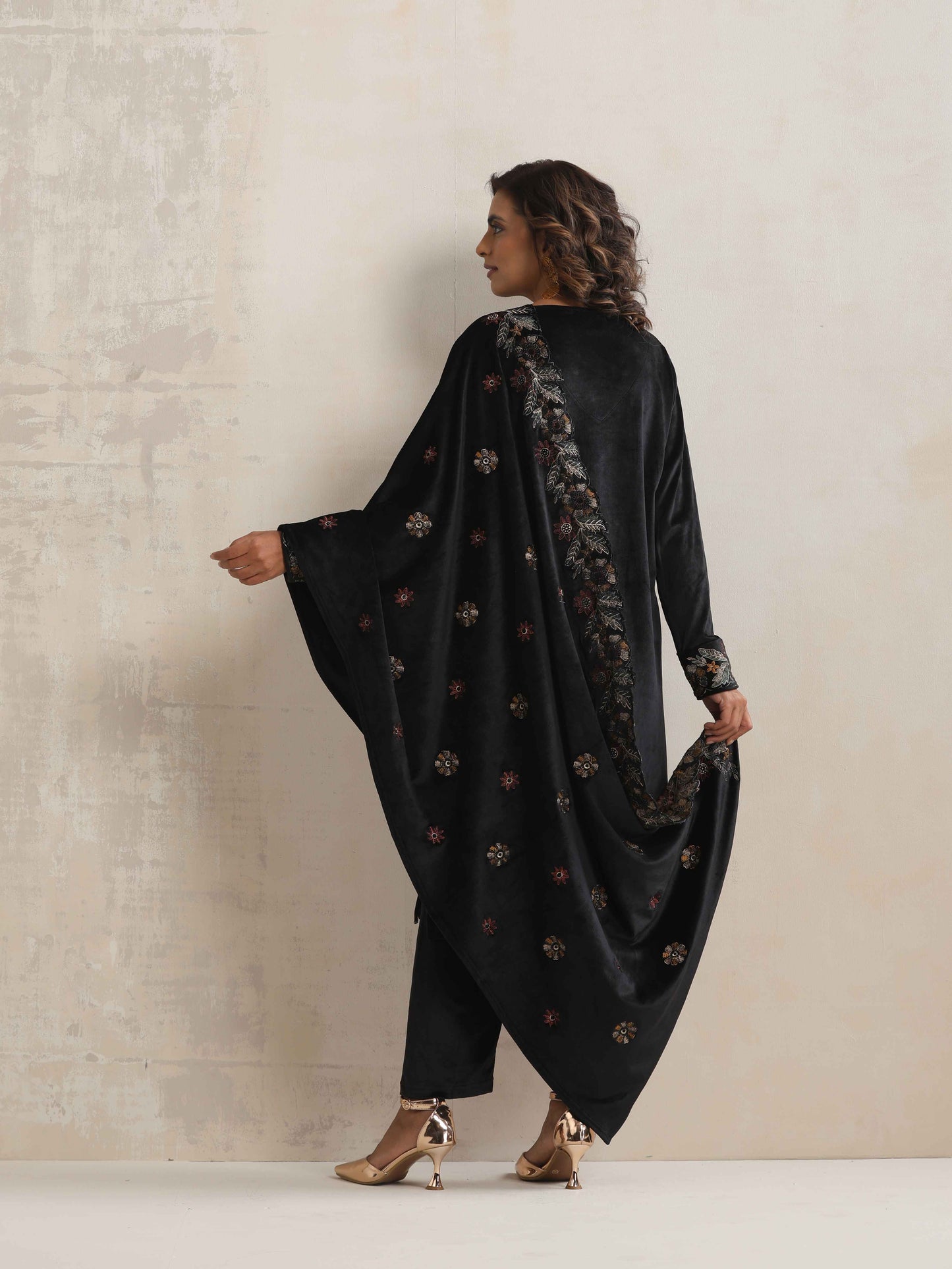 trueBrowns Black Velvet Floral Embroidered Kurta Pant Dupatta Set | Swadesiicart