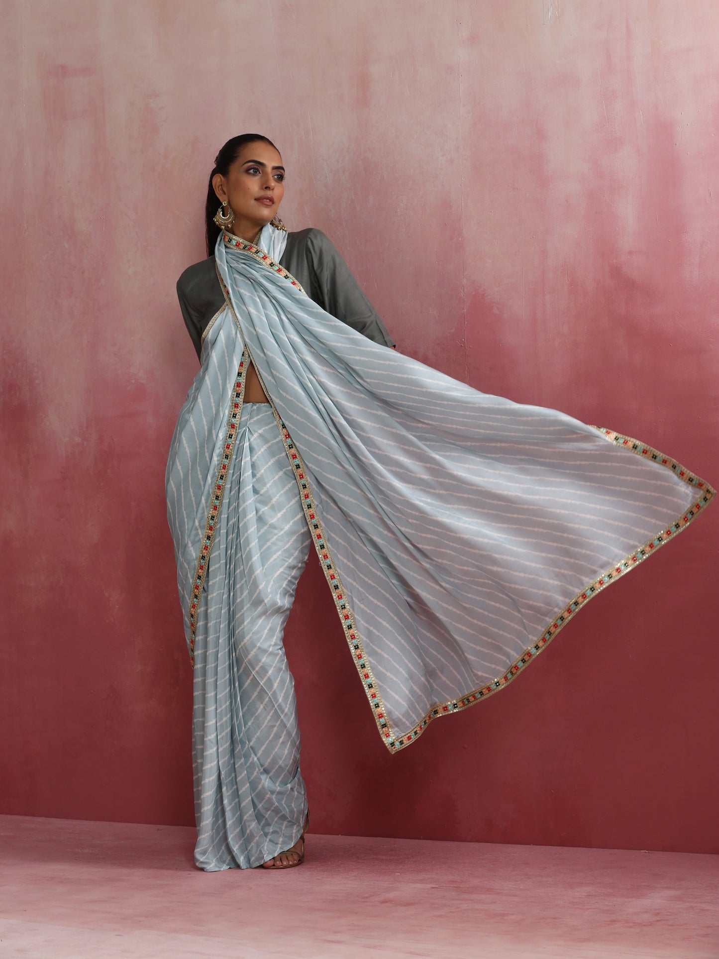 trueBrowns Grey Muslin Silk Saree | Swadesiicart
