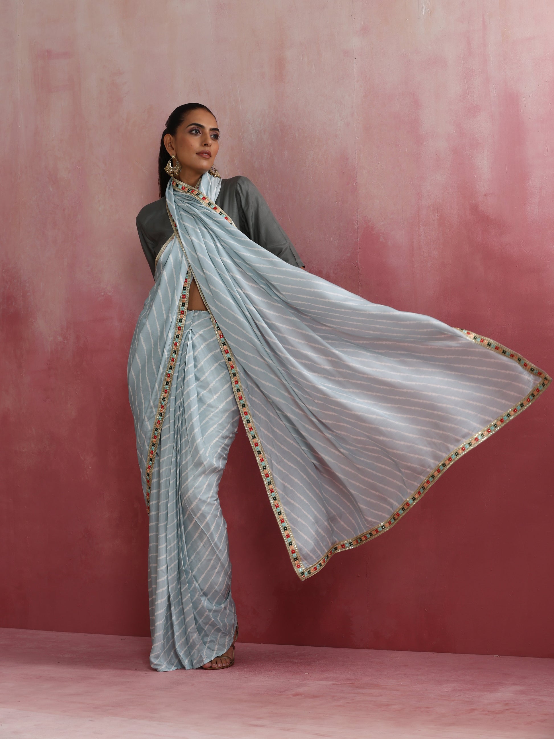 trueBrowns Grey Muslin Silk Saree | Swadesiicart