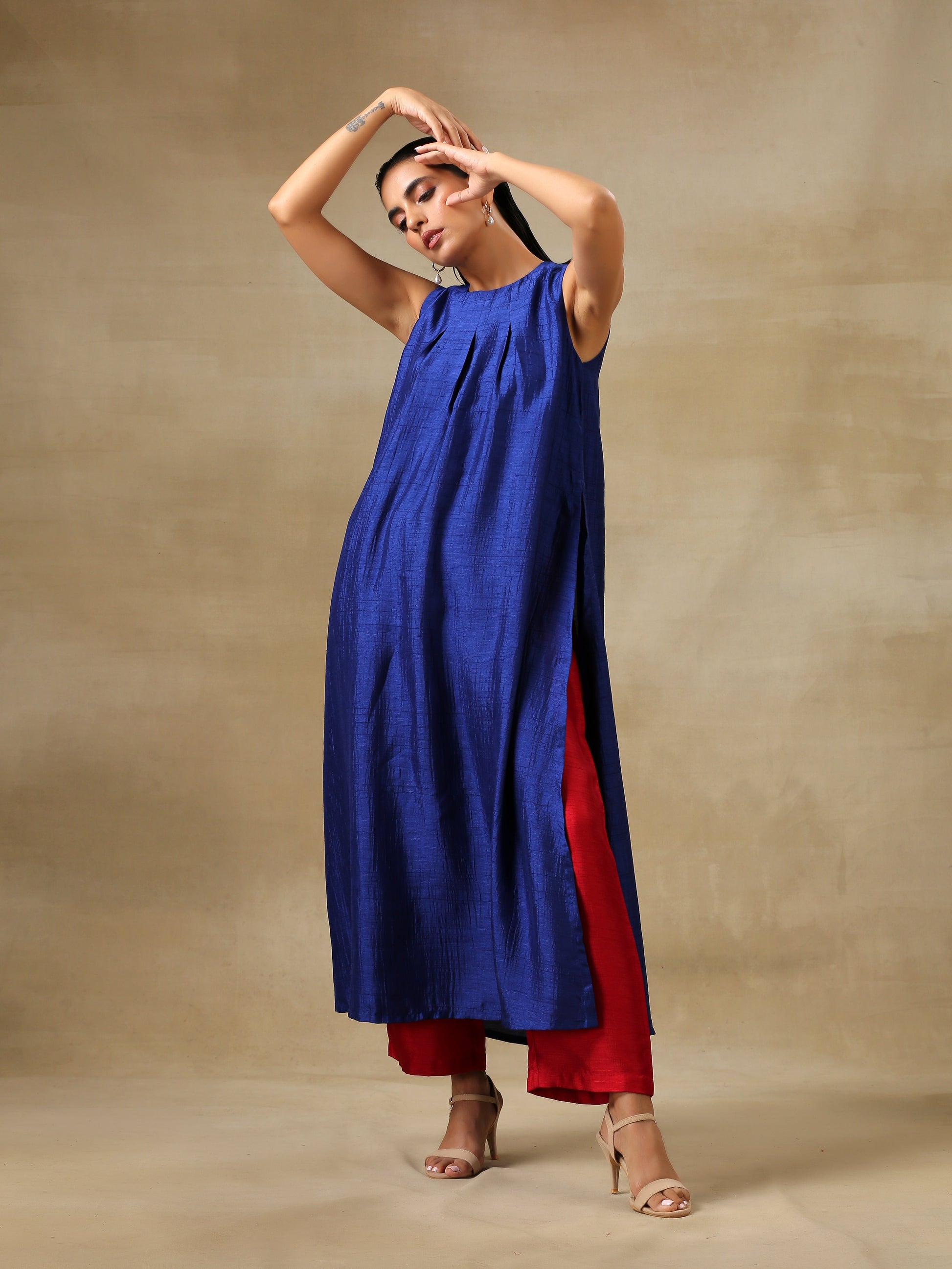 trueBrowns Blue Textured Silk Sleeveless Kurta Pant Set | Swadesiicart