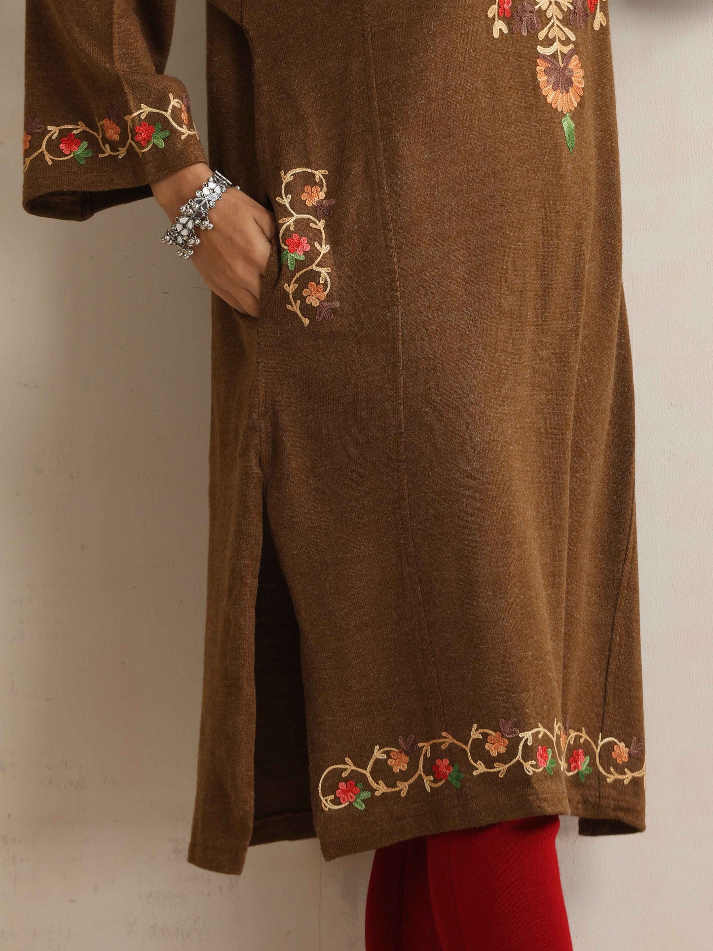 trueBrowns Brown Kashmiri Floral Embroidered Woollen Phiran Kurta | Swadesiicart