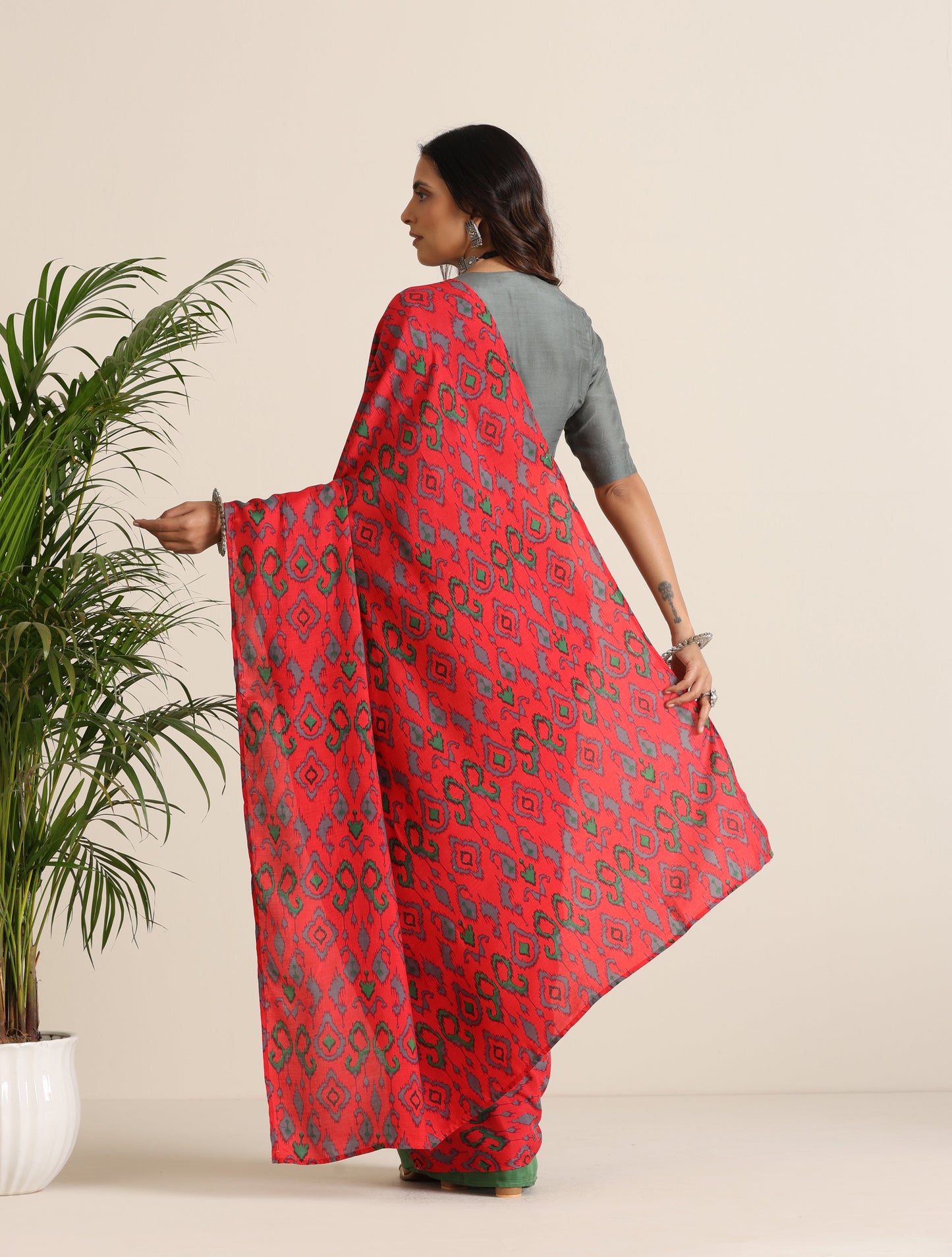 trueBrowns Red Muslin Ikat Saree | Swadesiicart