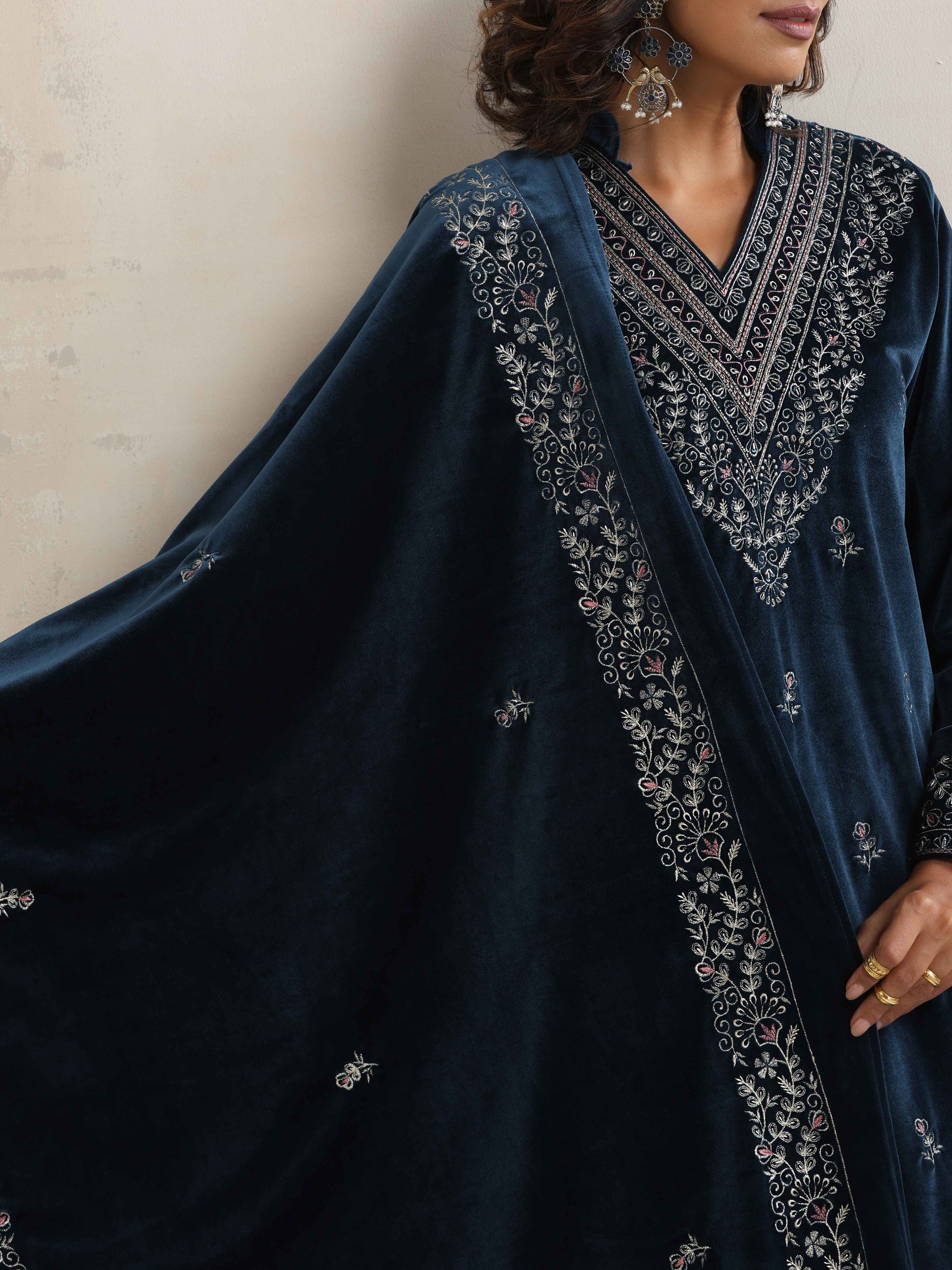 trueBrowns Blue Velvet Embroidered Kurta Pant Dupatta Set | Swadesiicart