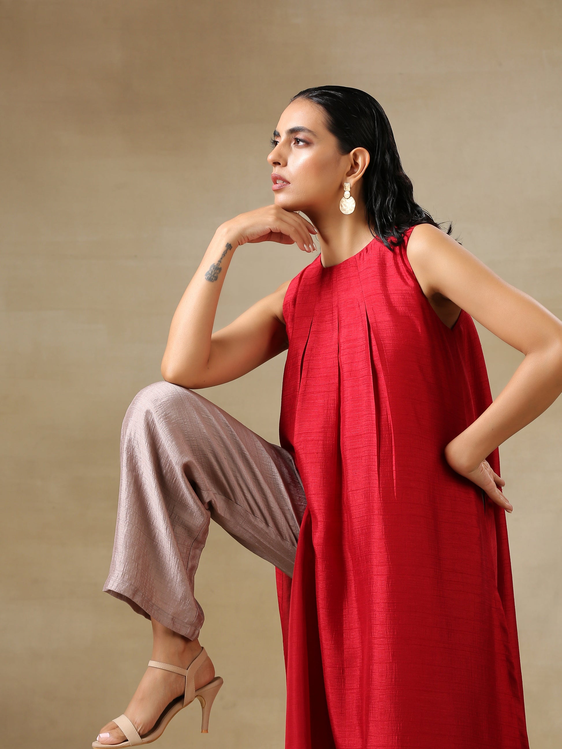 trueBrowns Maroon Textured Silk Sleeveless Kurta Pant Set | Swadesiicart