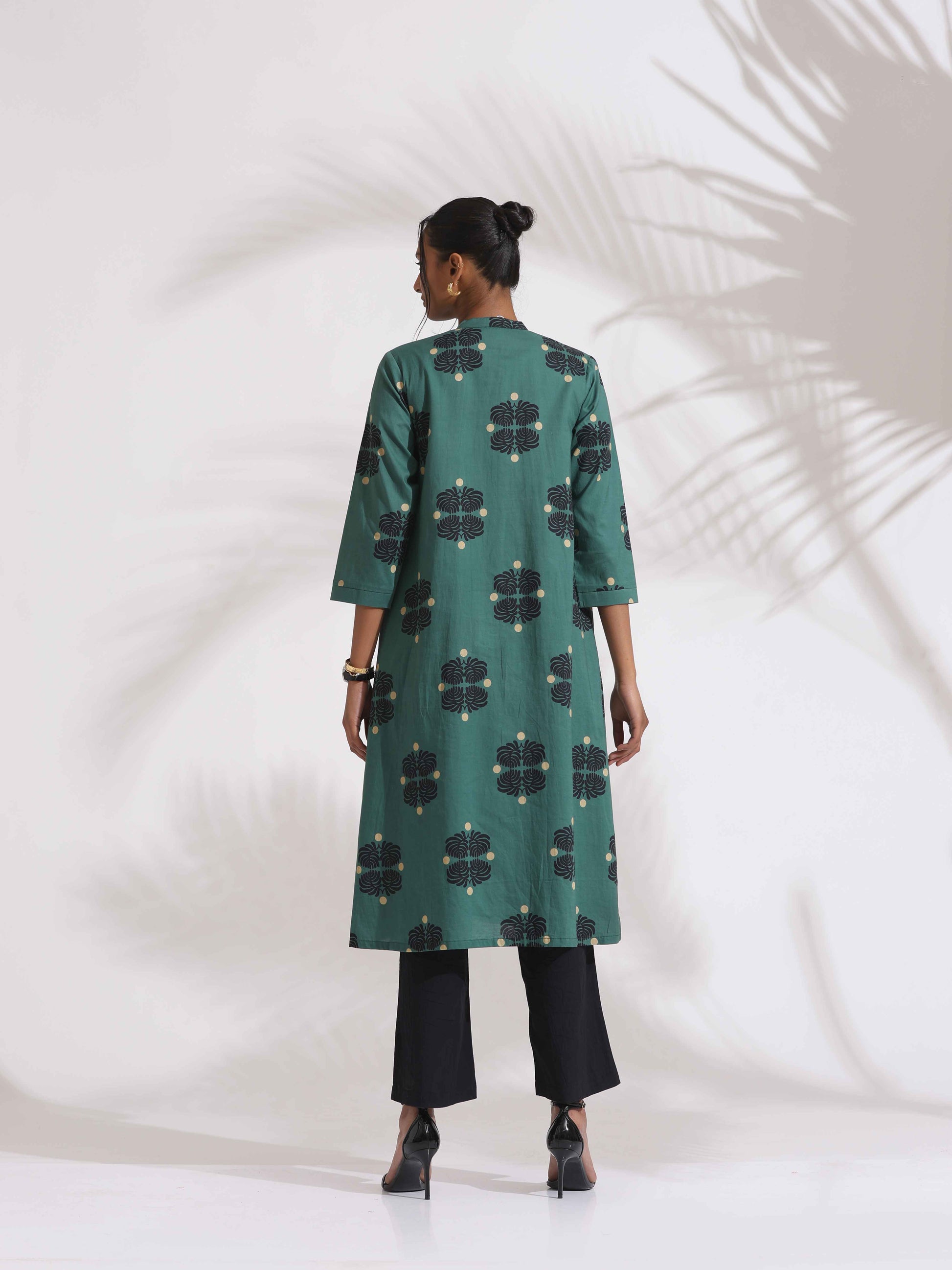 trueBrowns Green Cotton Print Front Slit Kurta Set | Swadesiicart