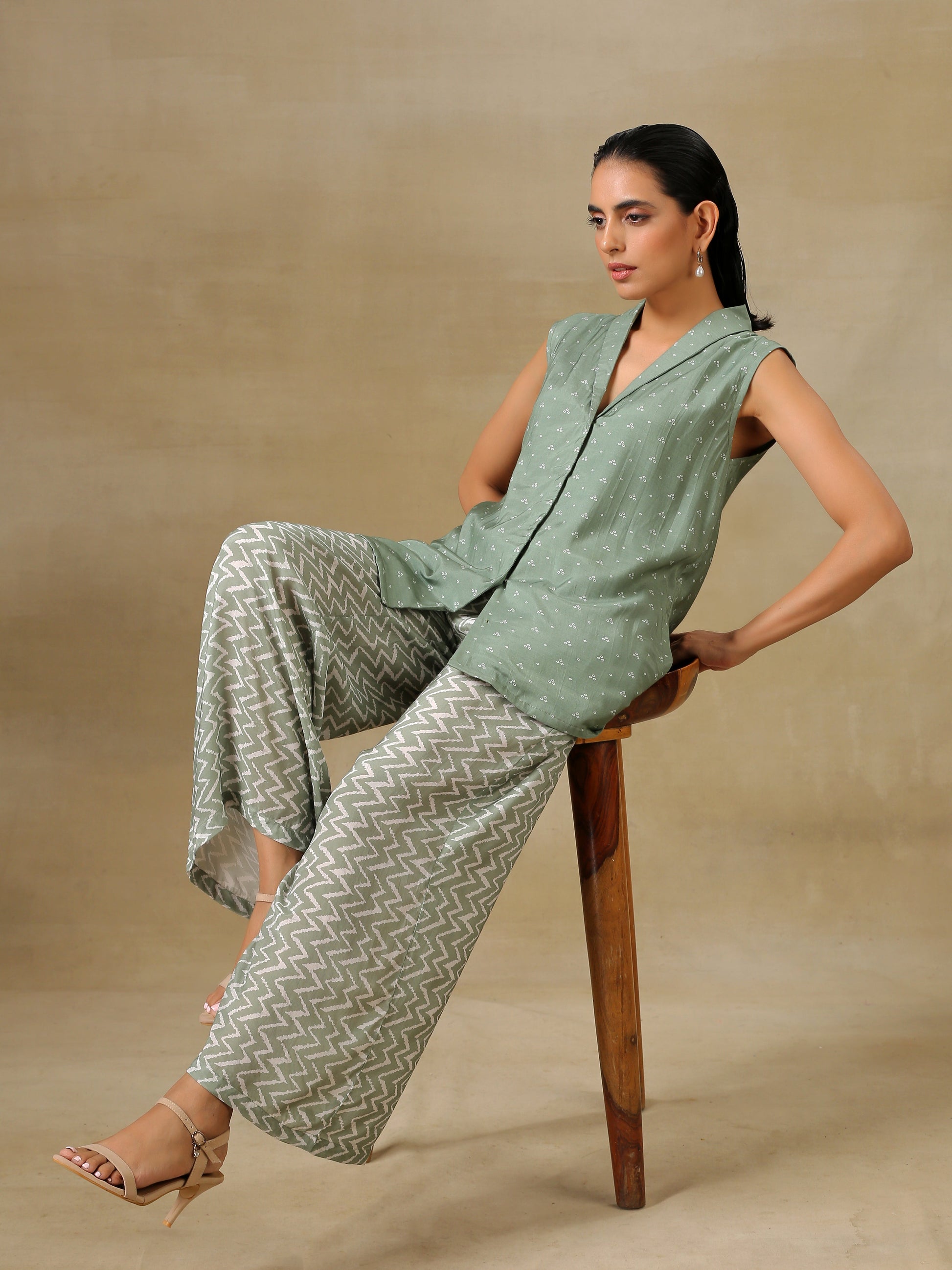 trueBrowns Light Green Bandhani Printed Silk Sleevesless Jacket Pant Set | Swadesiicart