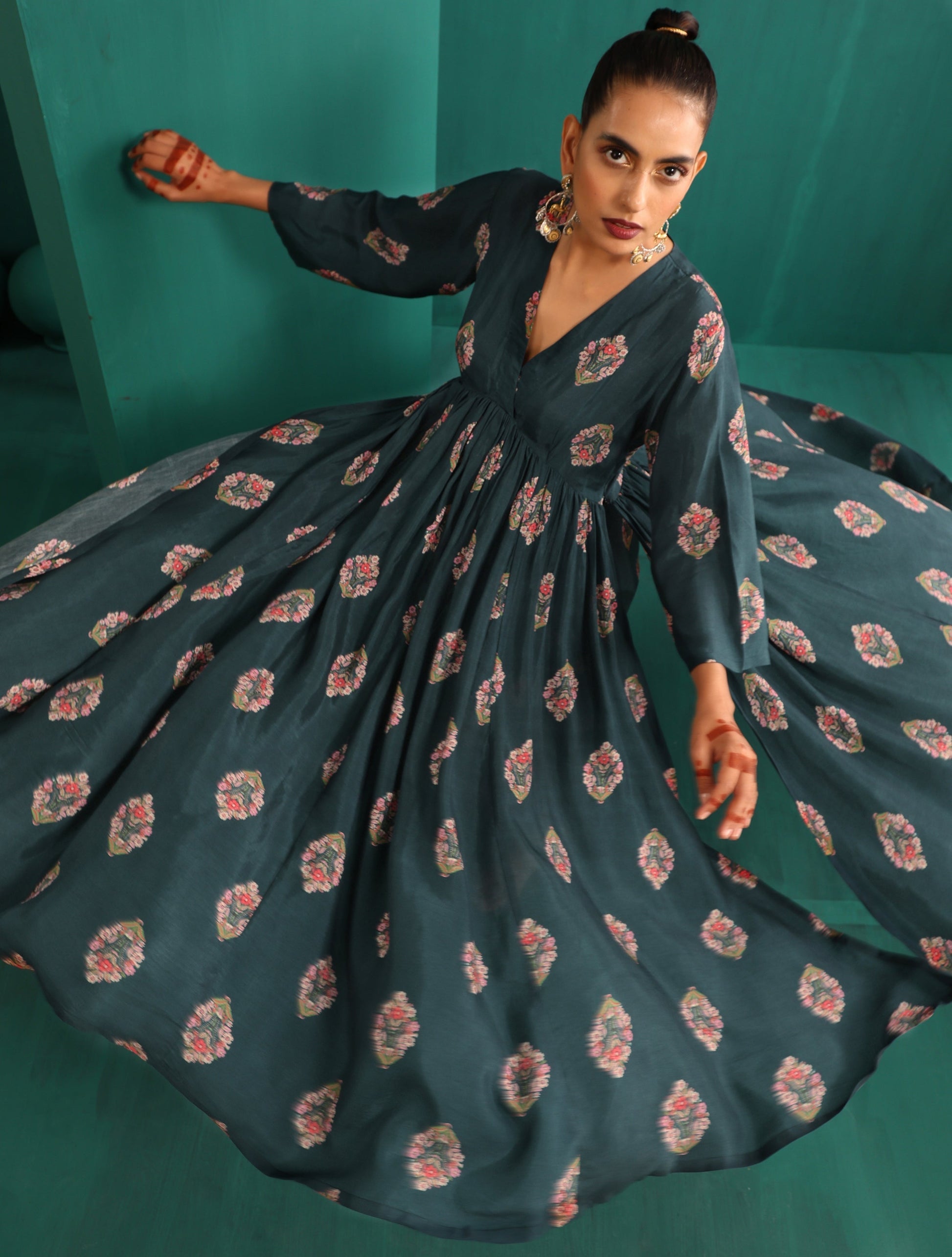 trueBrowns Deep Blue Floral Bunch Muslin Silk Printed V-Neck Waist Gathered Kurta Pant Set | Swadesiicart