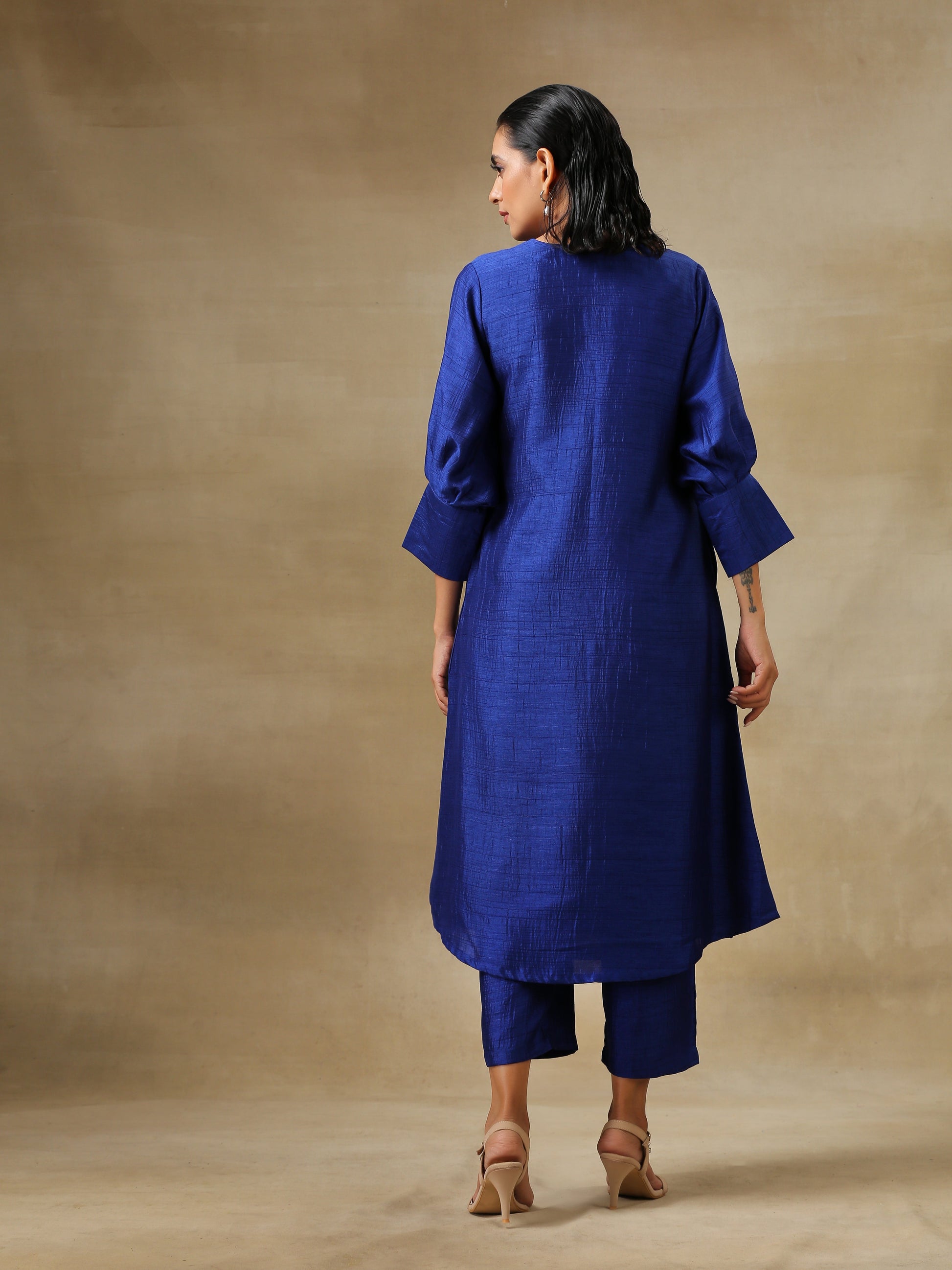 trueBrowns Blue Textured Silk Puff Sleeve Kurta Pant Set | Swadesiicart