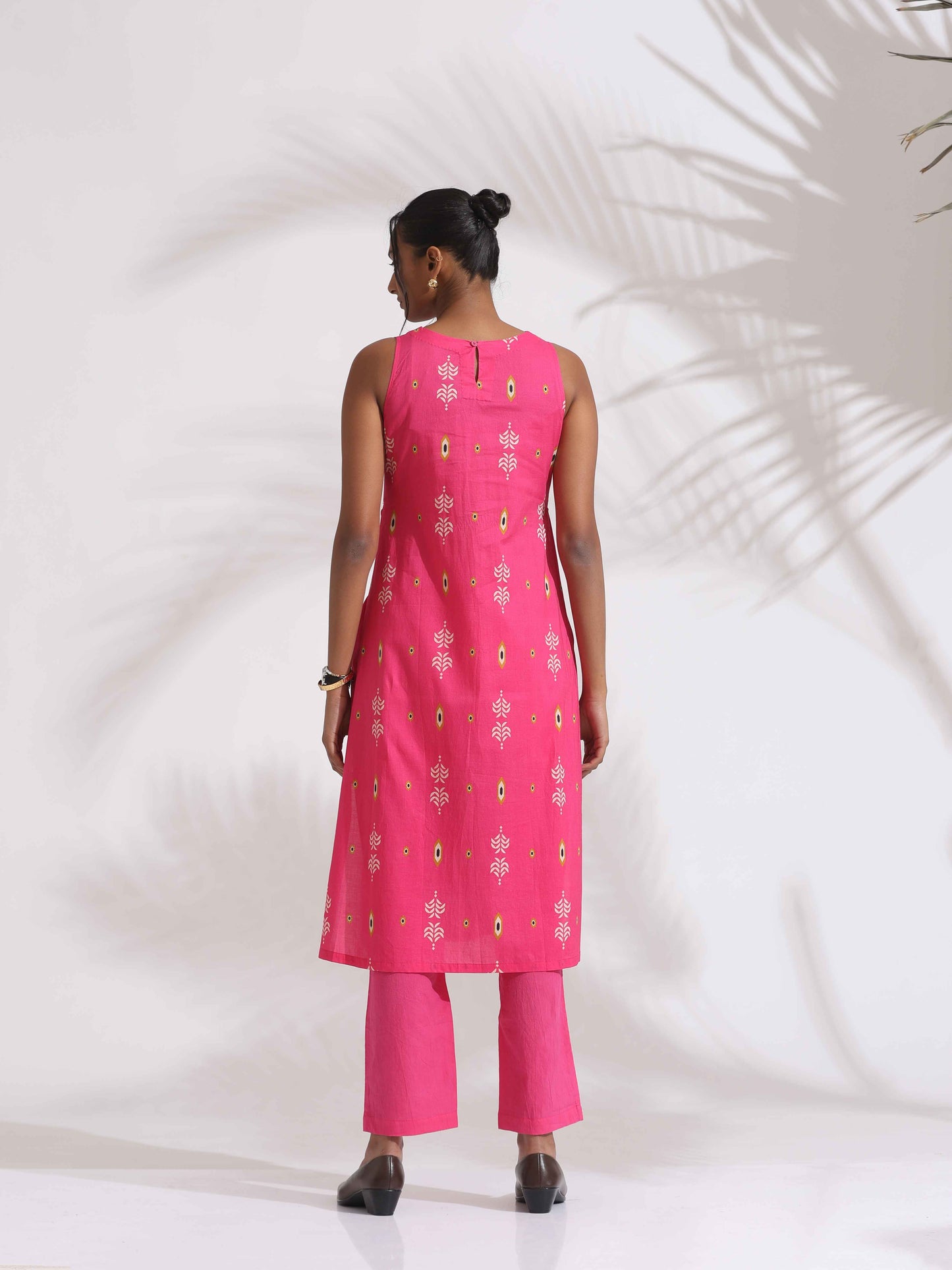 trueBrowns Pink Cotton Print Sleeveless Kurta Set | Swadesiicart