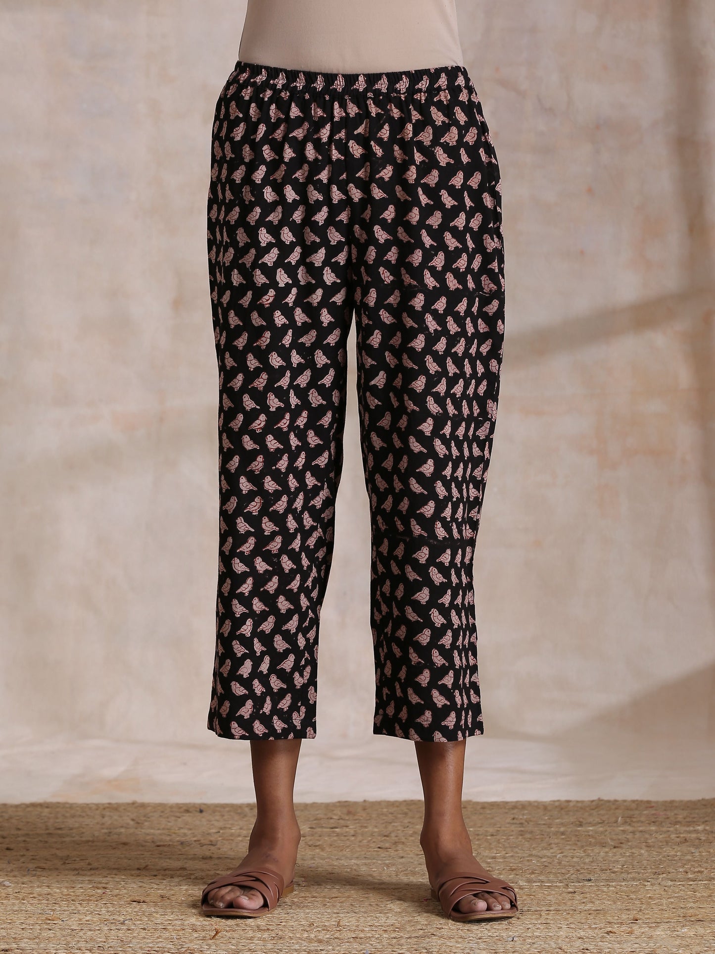 trueBrowns Black Bird Bagru Print Cotton Sleeveless Kurta Pant Set | Swadesiicart