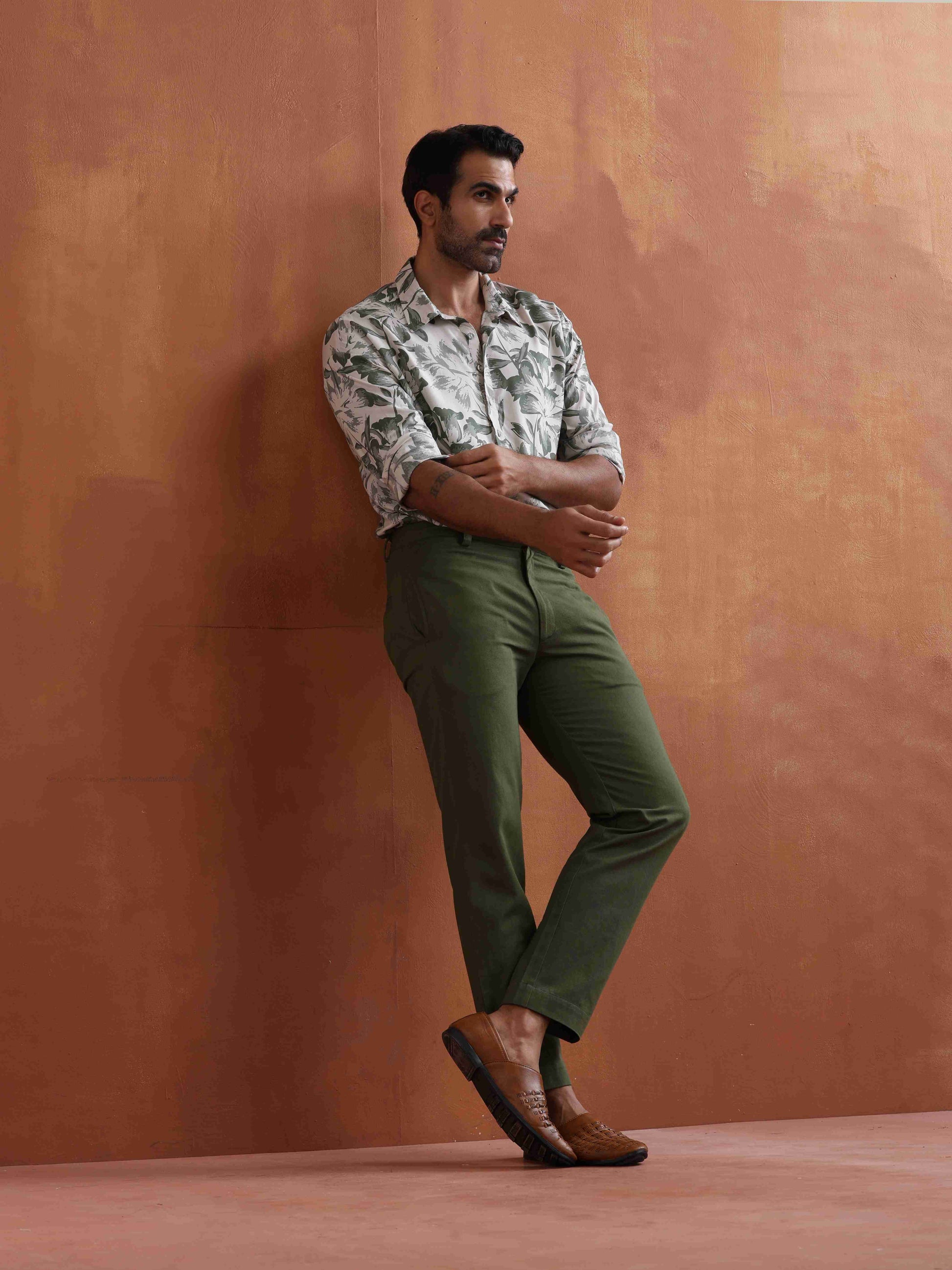 trueBrowns Men's Off White Printed Short Kurta | Swadesiicart