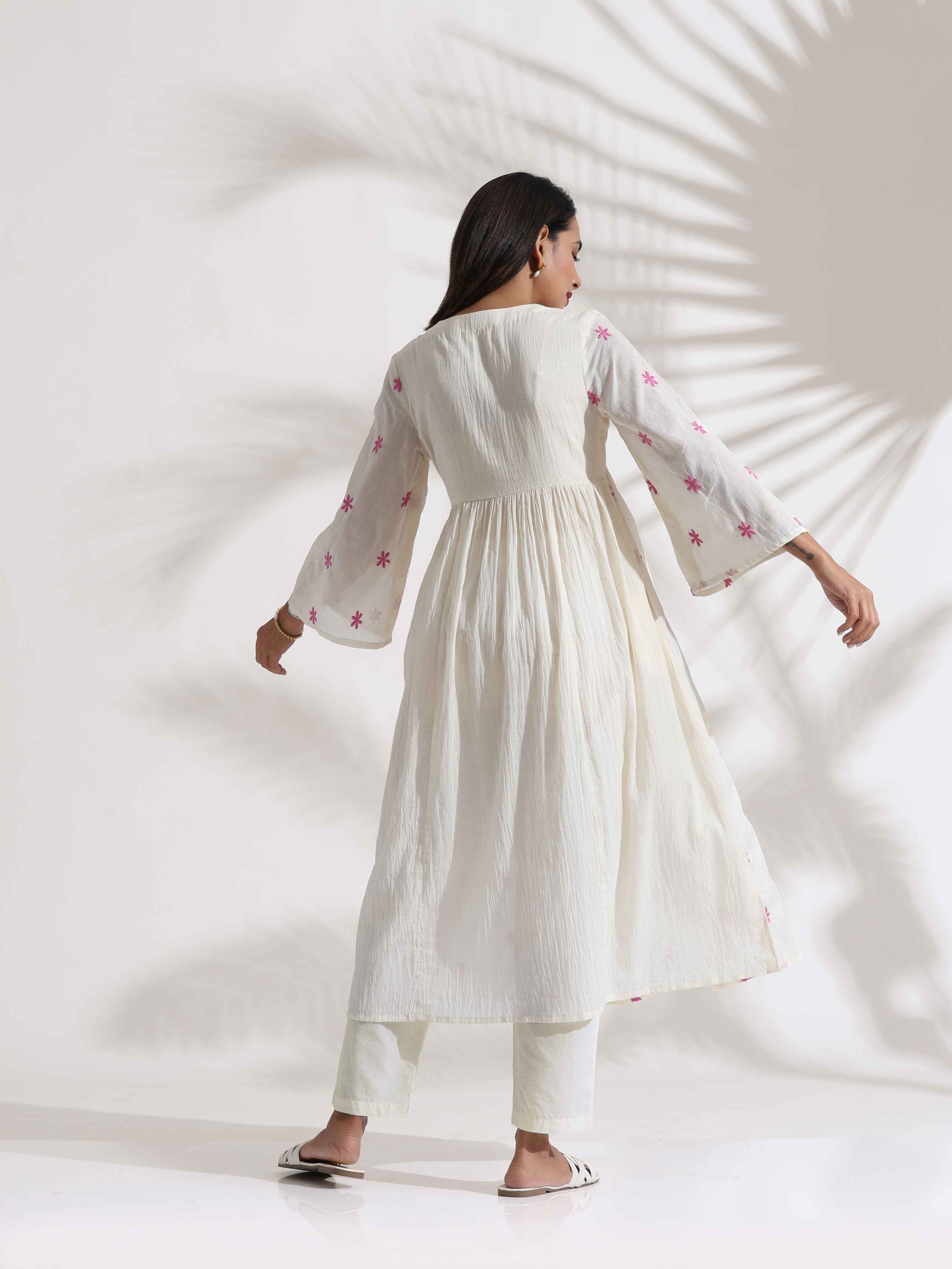 trueBrowns Off-White Cotton Floral Embroidered Flared Kurta Set | Swadesiicart