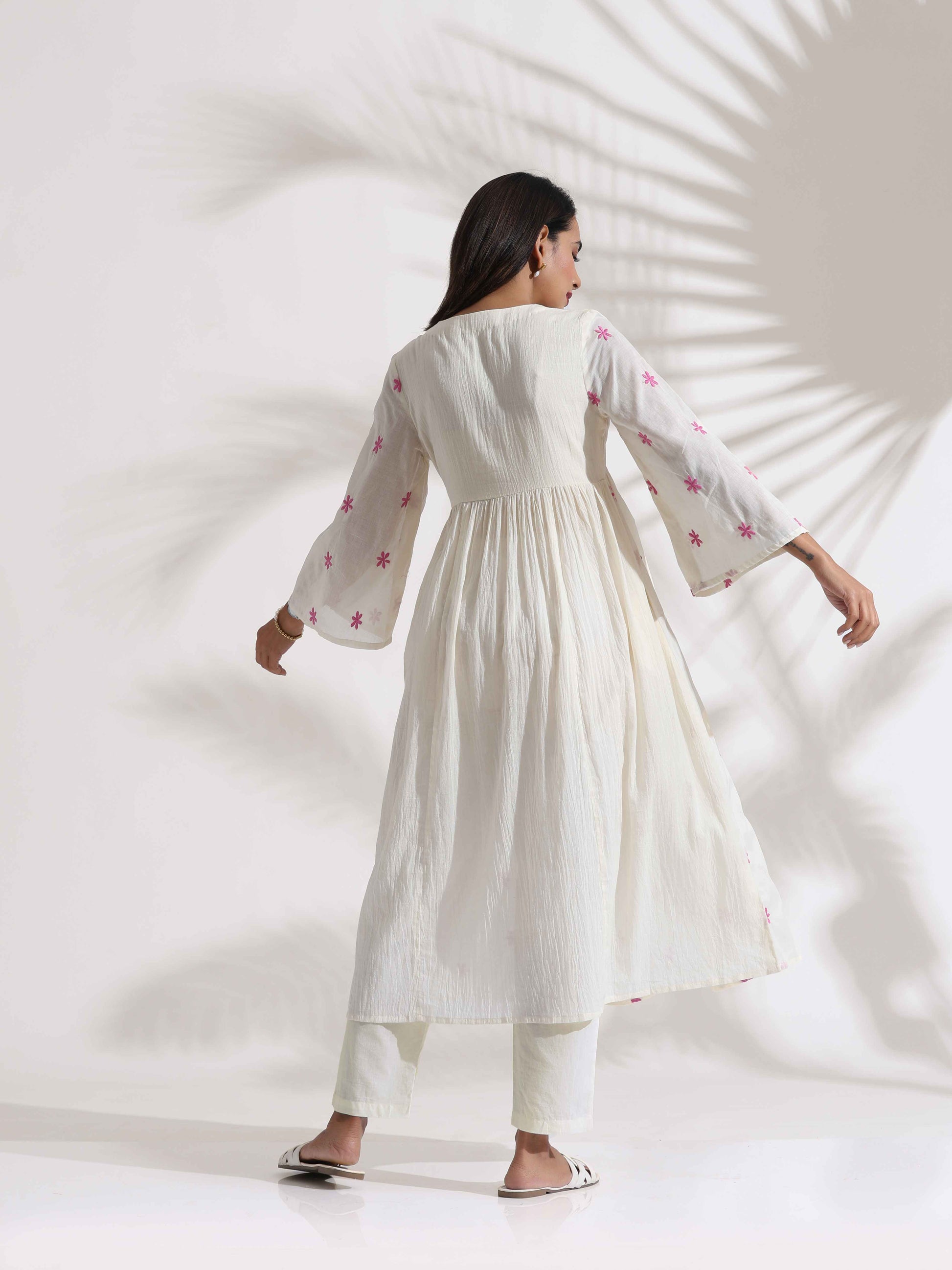trueBrowns Off-White Cotton Floral Embroidered Flared Kurta Set | Swadesiicart