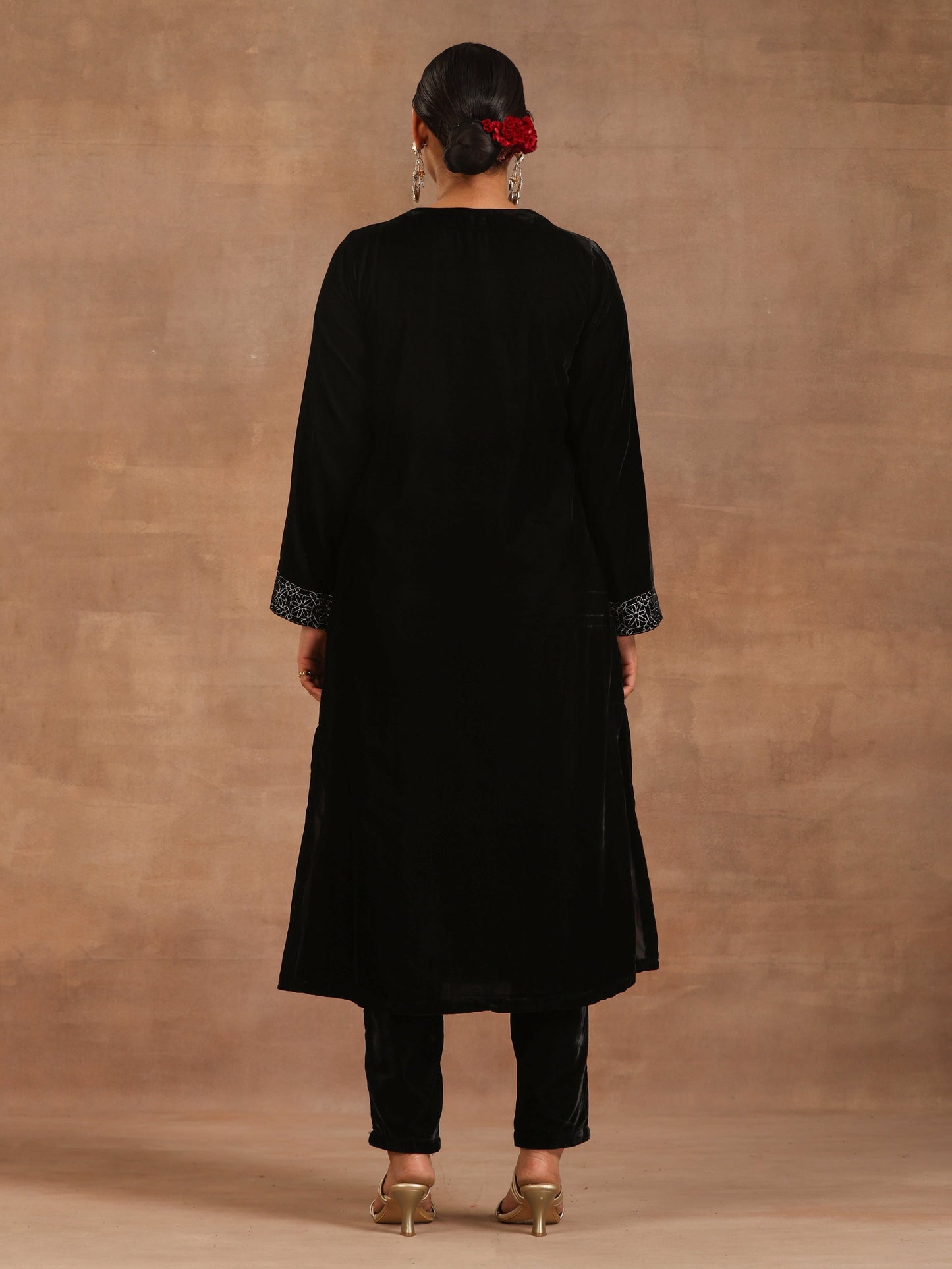 trueBrowns Black Velvet Embroidered Kurta | Swadesiicart
