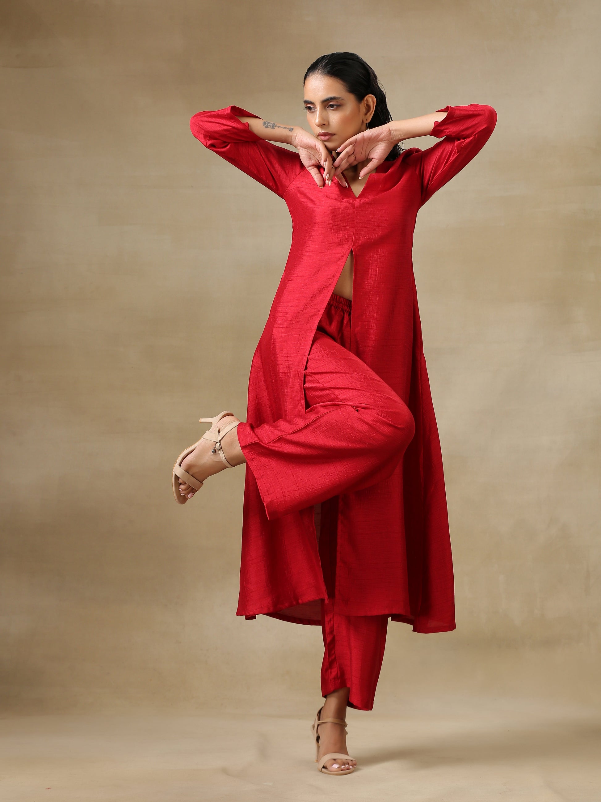 trueBrowns Maroon Textured Silk Front Slit Kurta Pant Set | Swadesiicart