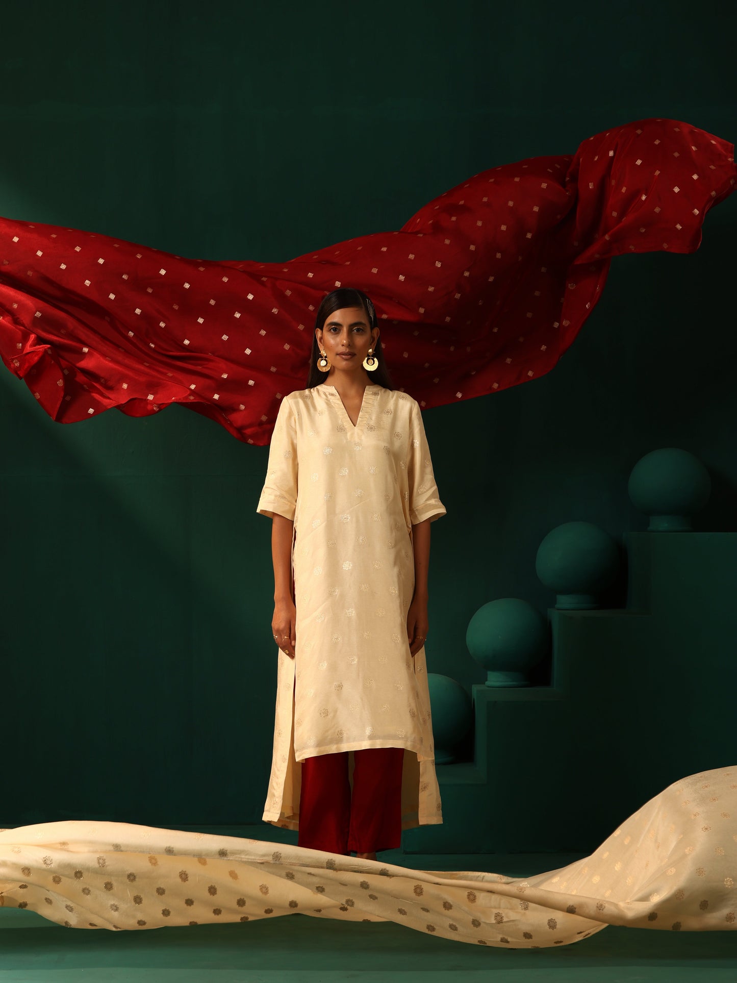 trueBrowns Ivory Geometric Floral Viscose Silk High Low Kurta Pant Set | Swadesiicart