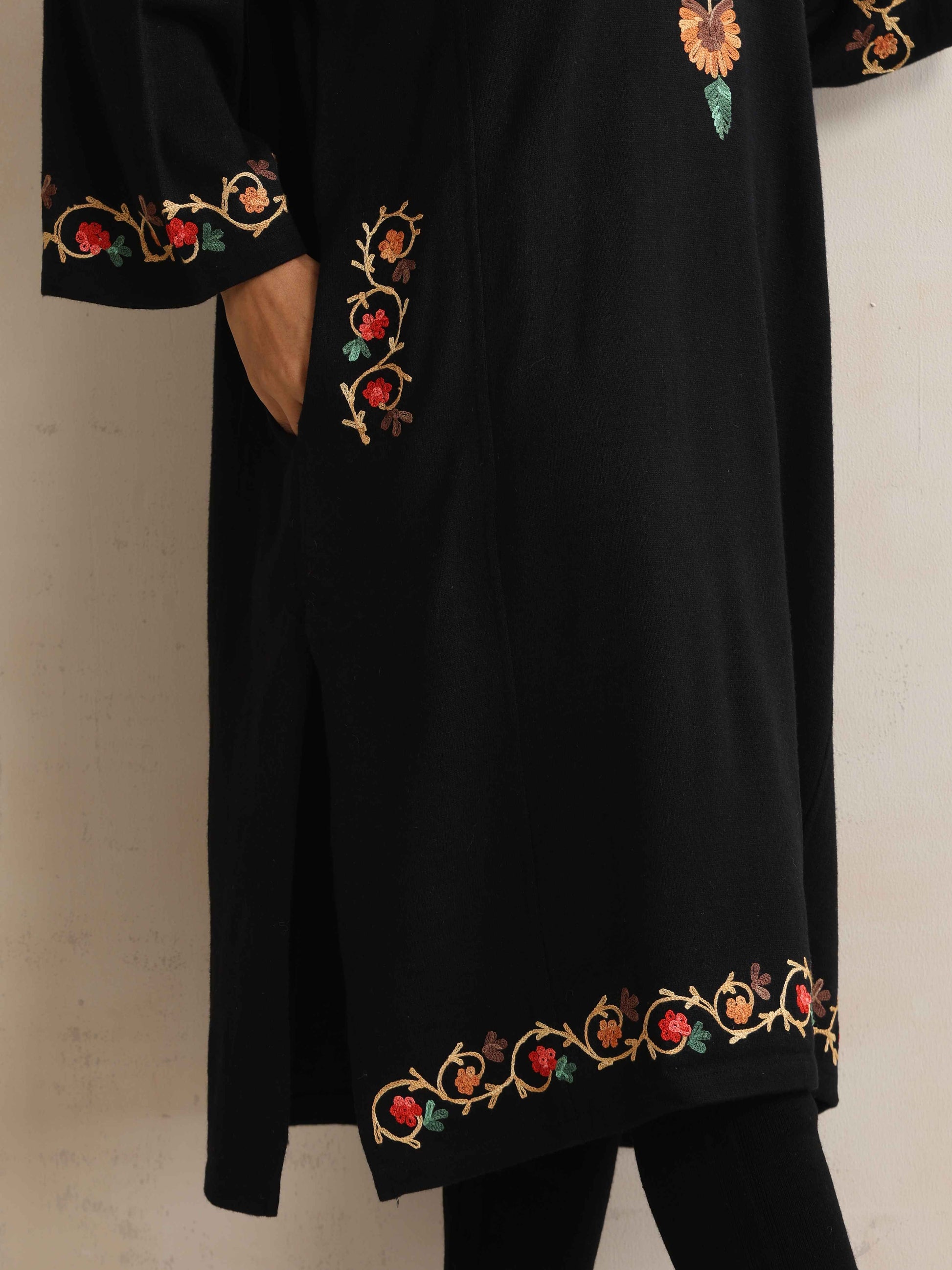 trueBrowns Black Kashmiri Floral Embroidered Woollen Phiran Kurta | Swadesiicart