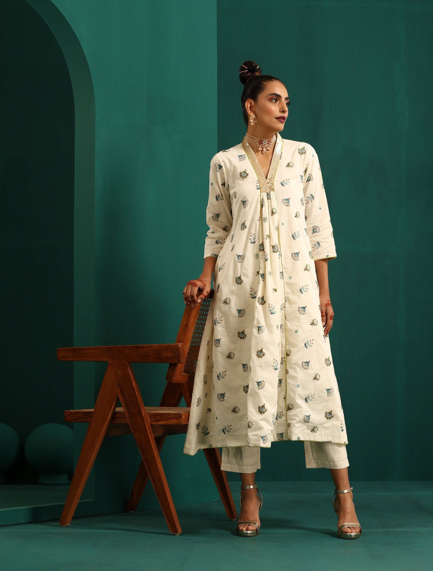 trueBrowns Ivory Blue Floral Cotton Front Gathered Kurta Pant Set | Swadesiicart