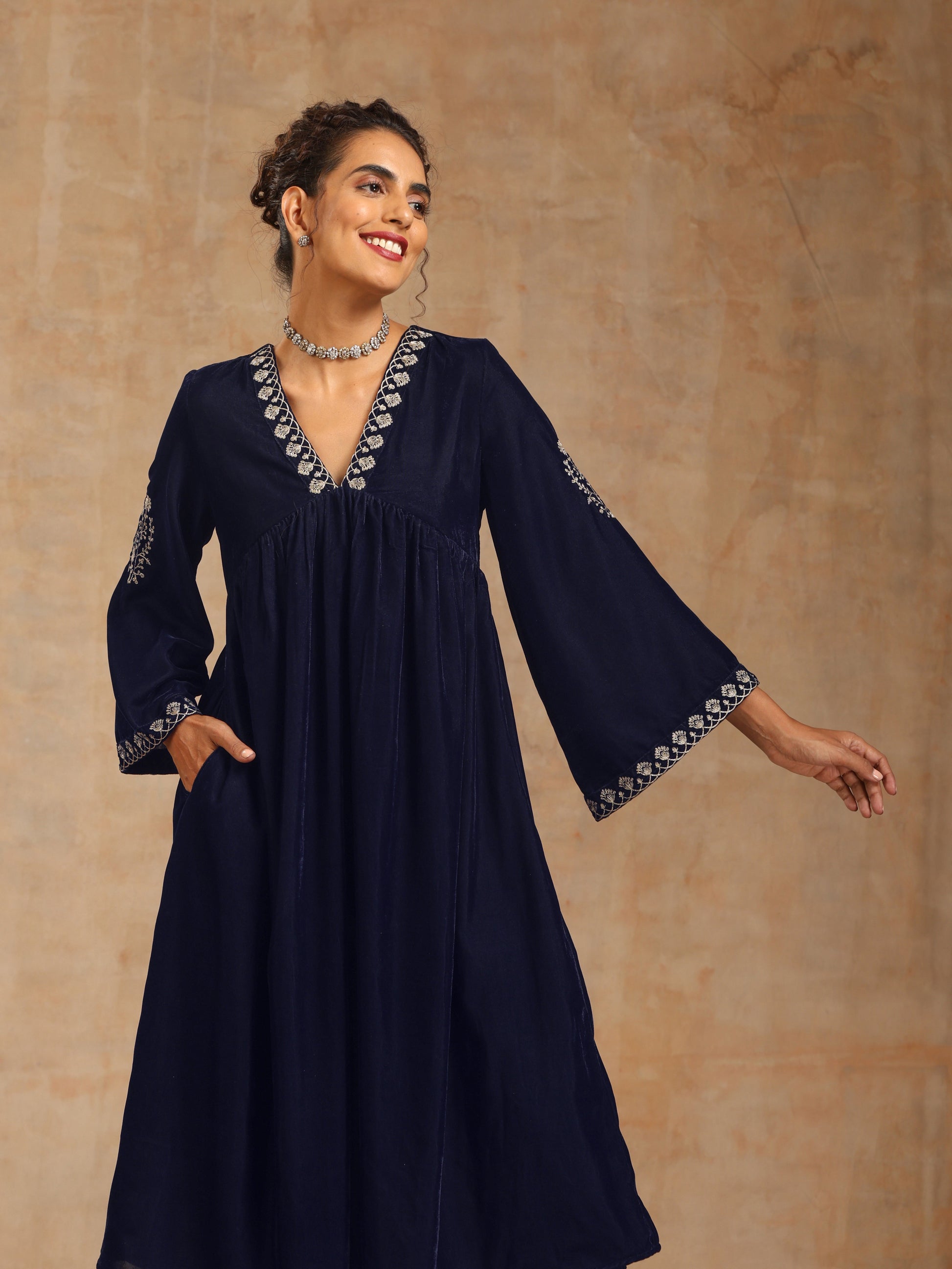 trueBrowns Midnight Blue Velvet Embroidered Kurta | Swadesiicart