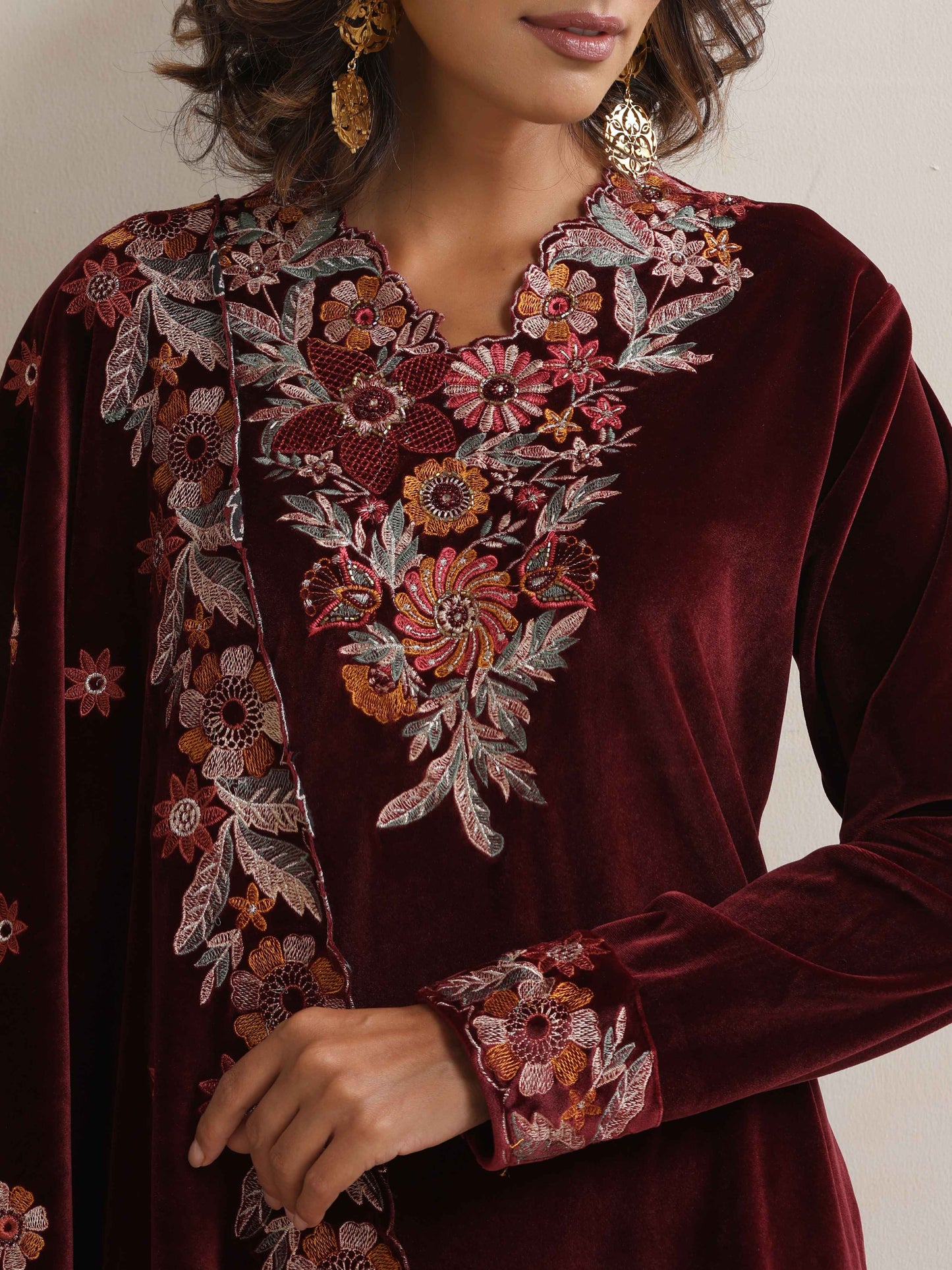 trueBrowns Maroon Velvet Floral Embroidered Kurta Pant Dupatta Set | Swadesiicart