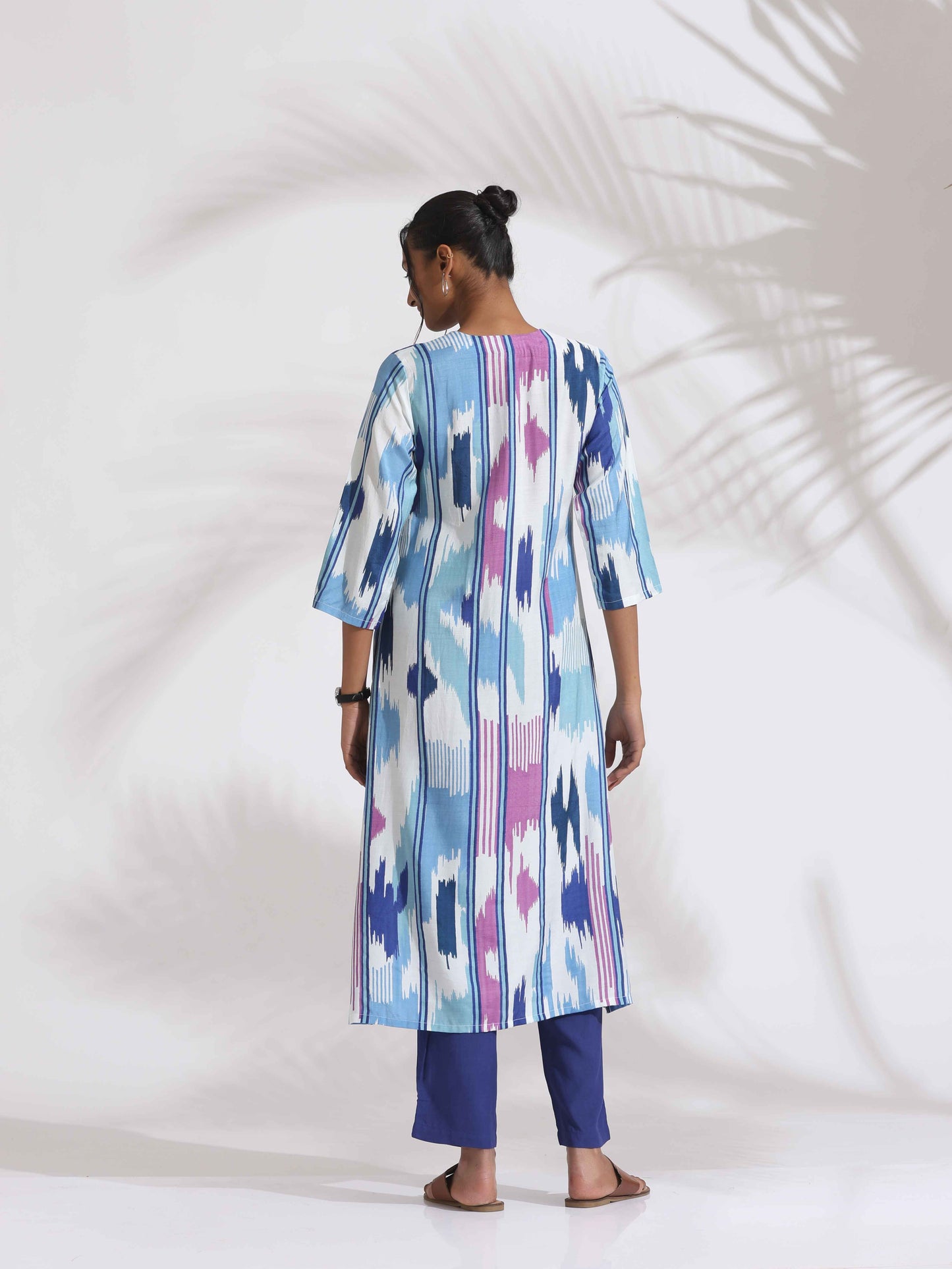 trueBrowns Blue Ikat Print Muslin Kurta Set | Swadesiicart