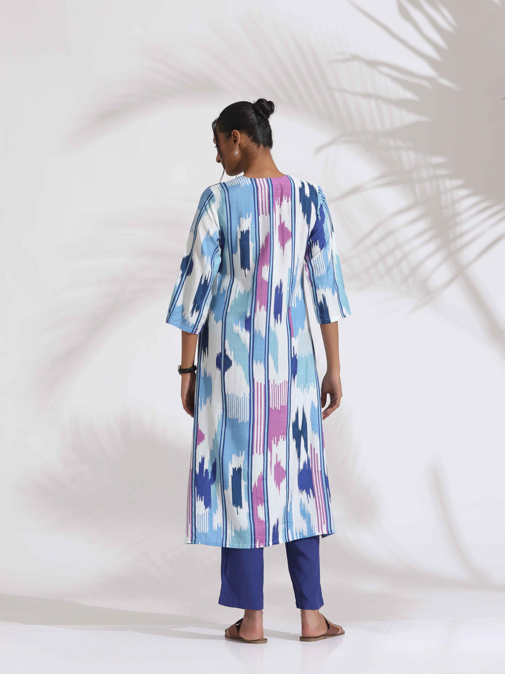 trueBrowns Blue Ikat Print Muslin Kurta Set | Swadesiicart