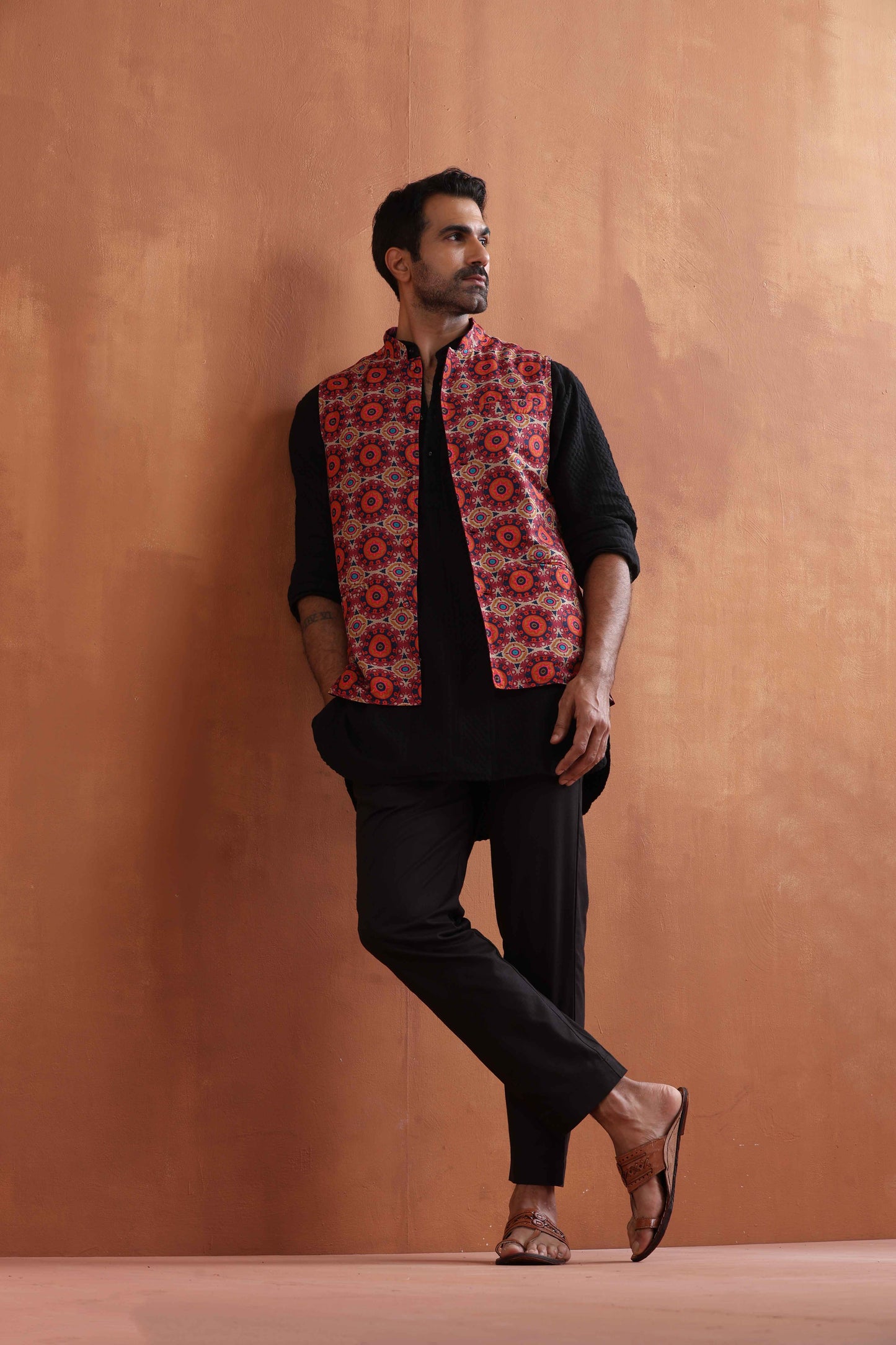 trueBrowns Men's Black Textured Cotton Dobby Short Kurta | Swadesiicart