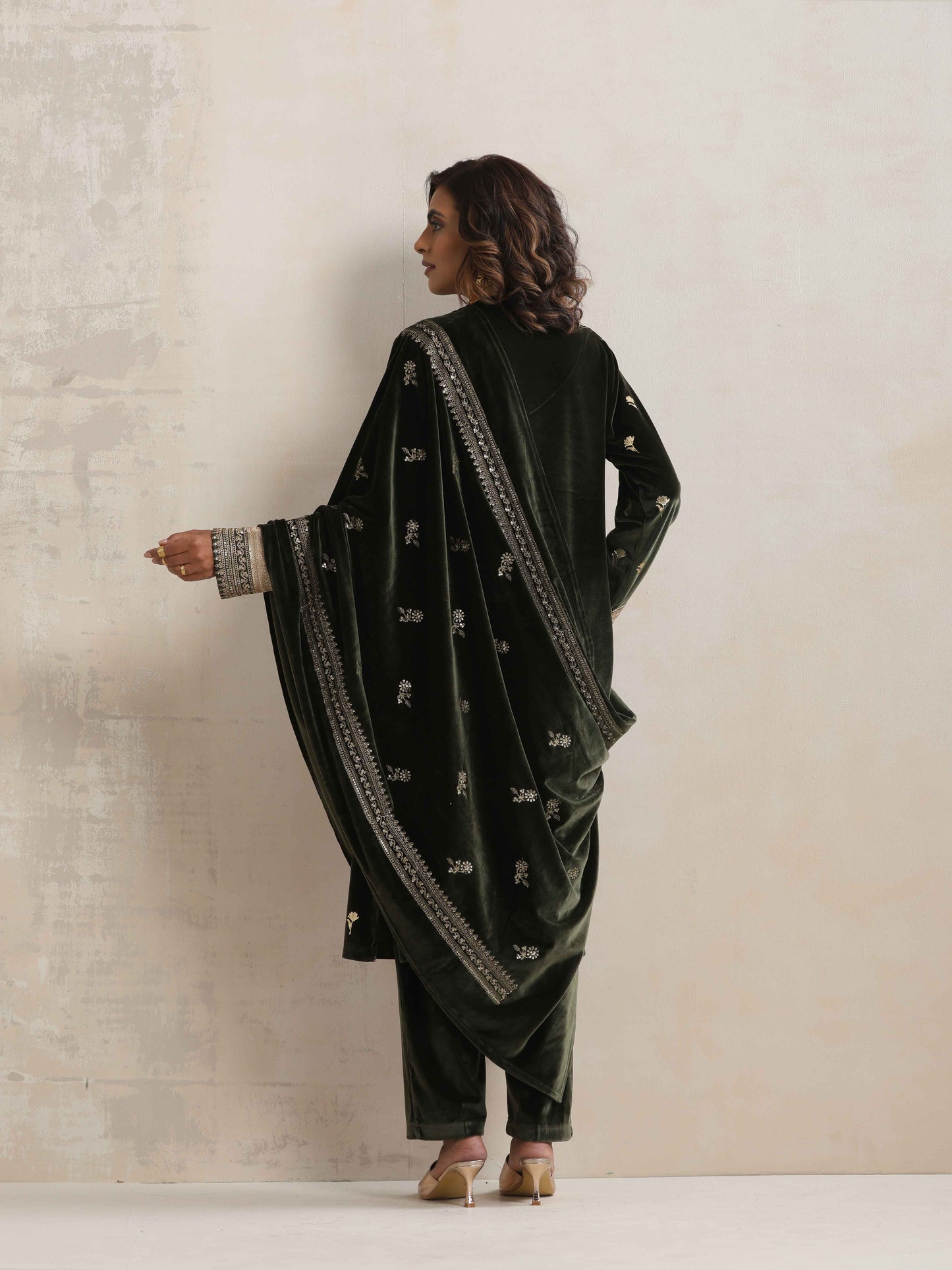 trueBrowns Green Velvet Floral Embroidered Kurta Pant Dupatta Set | Swadesiicart