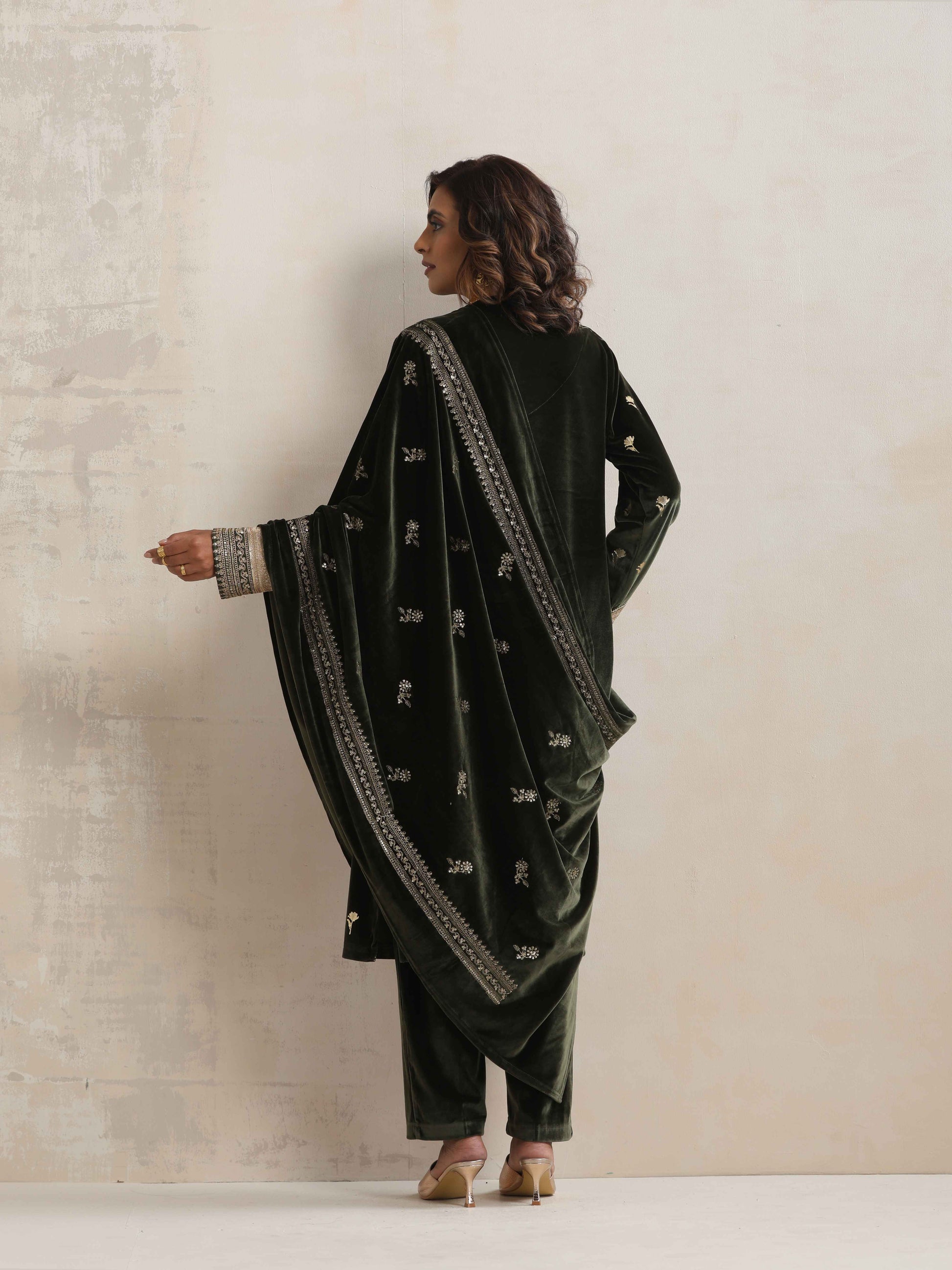 trueBrowns Green Velvet Floral Embroidered Kurta Pant Dupatta Set | Swadesiicart