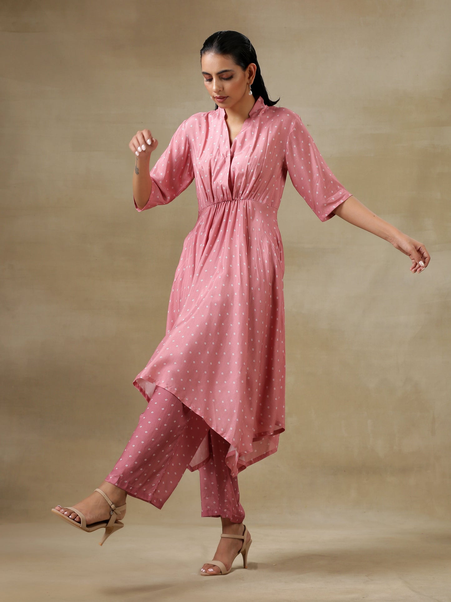 trueBrowns Light Mauve Bandhani Printed Silk Handkerchief Kurta Pant Set | Swadesiicart