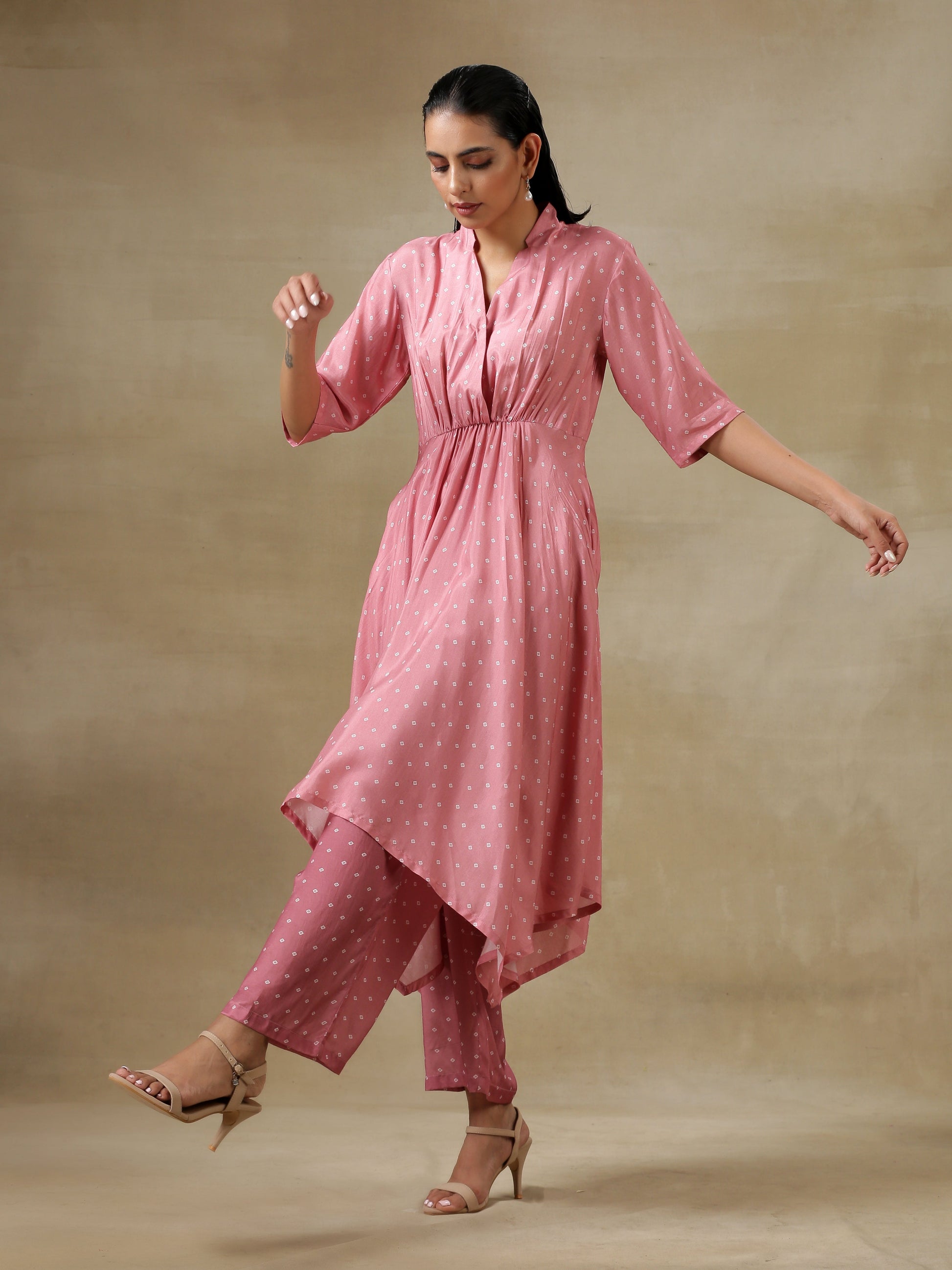 trueBrowns Light Mauve Bandhani Printed Silk Handkerchief Kurta Pant Set | Swadesiicart