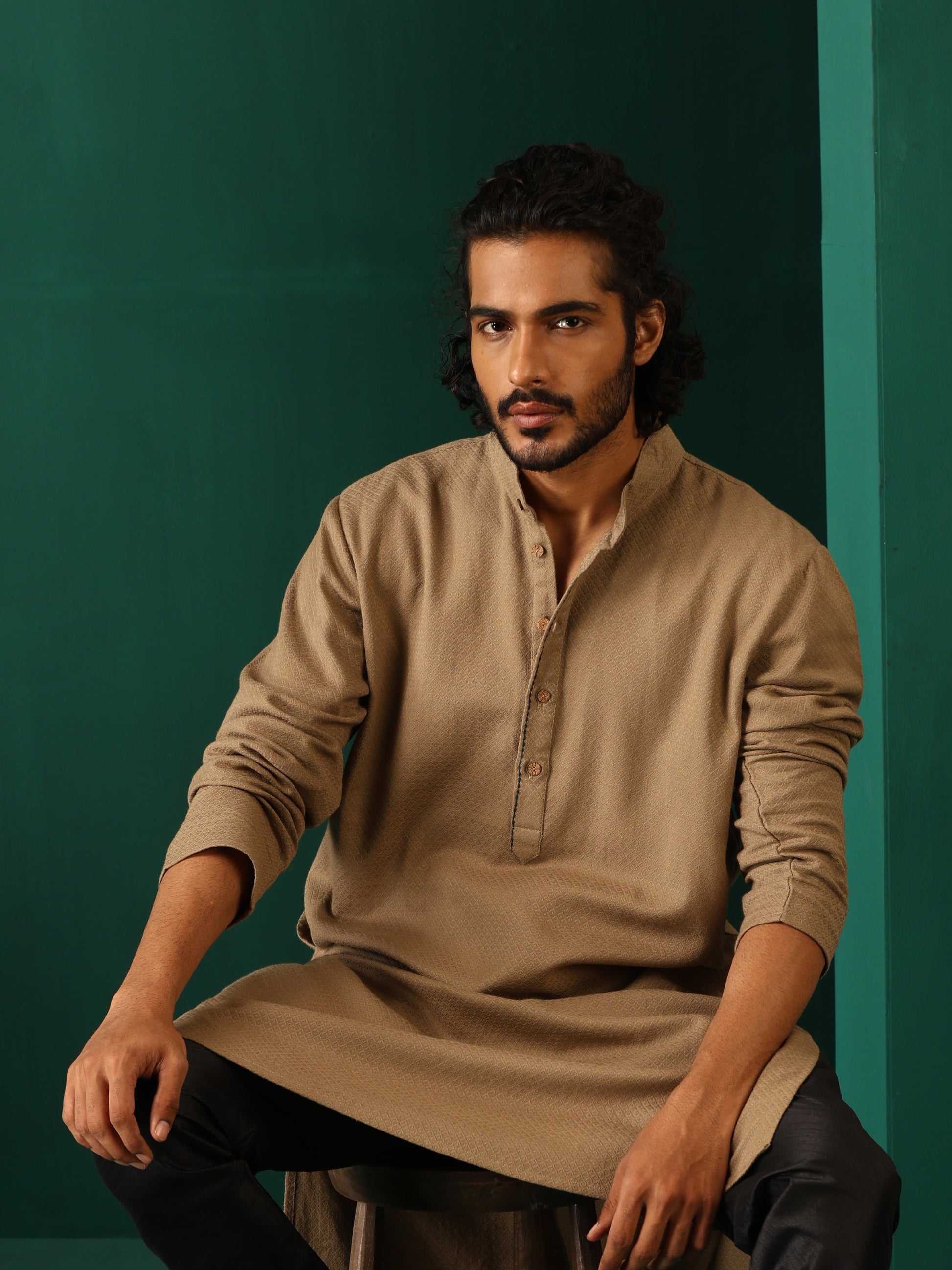trueBrowns Men's Beige Dobby Textured Kurta | Swadesiicart
