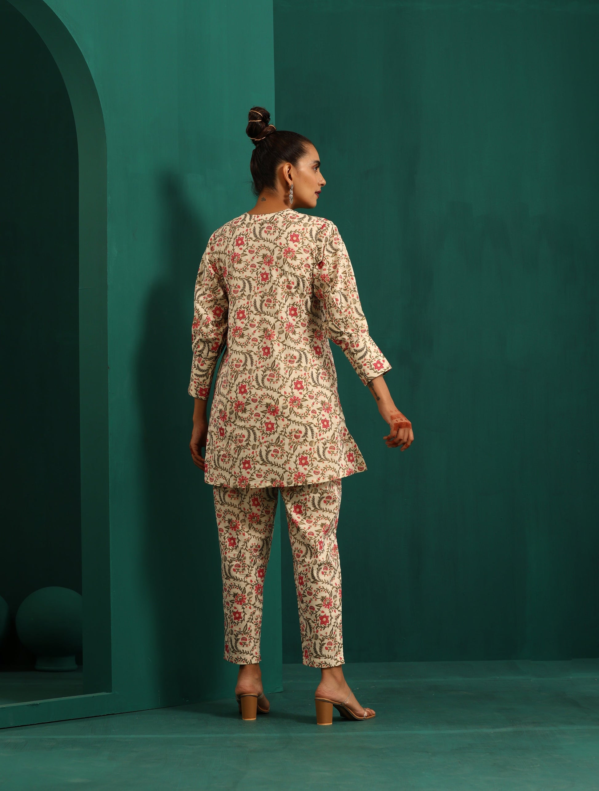 trueBrowns Pink Floral Cotton Printed Neck Pleat Co-ord Set - Swadesiicart