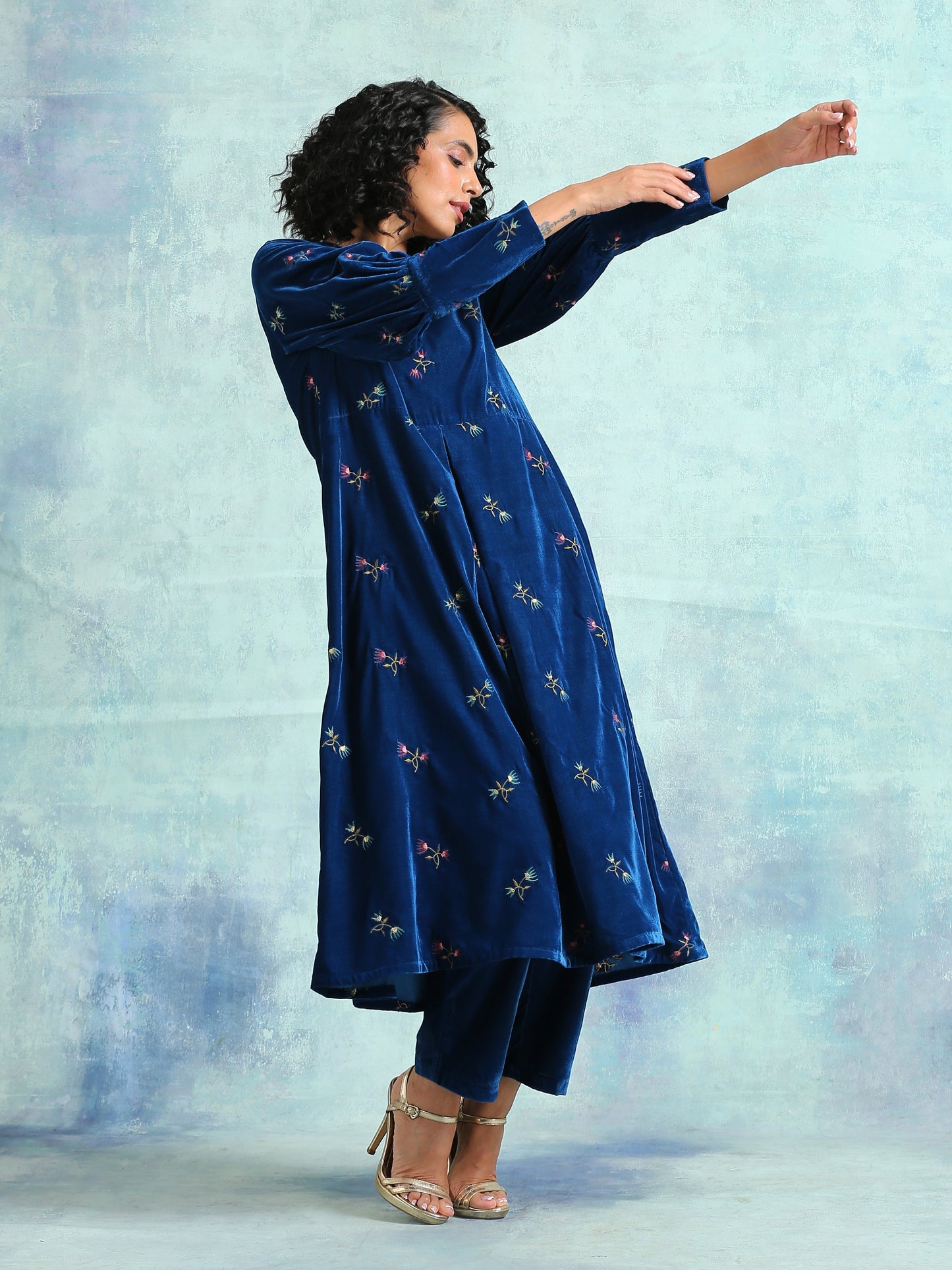 trueBrowns Blue Embroidered Velvet Puff Sleeve Kurta | Swadesiicart