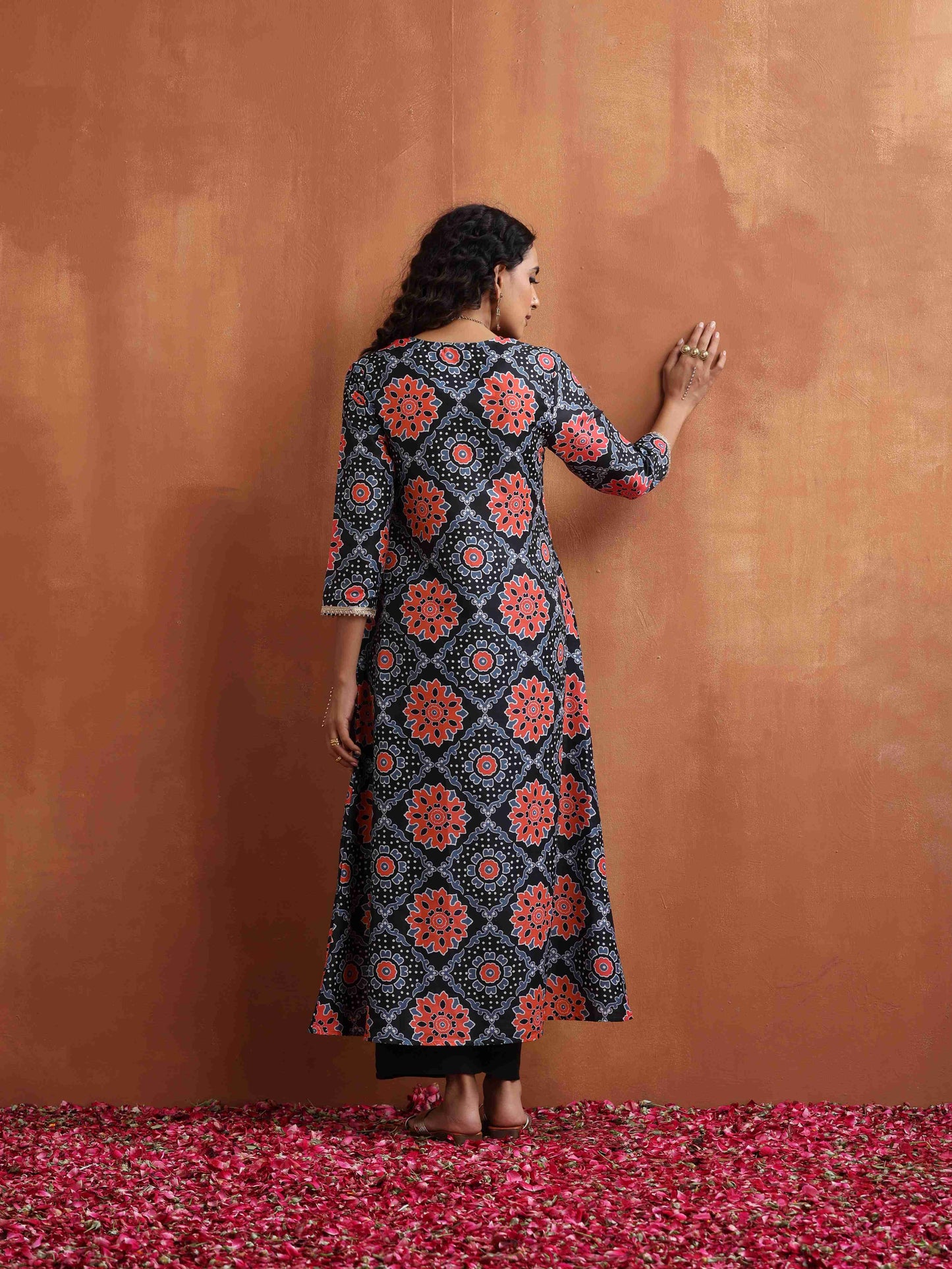 trueBrowns Black Ajrak Print Kurta Set | Swadesiicart