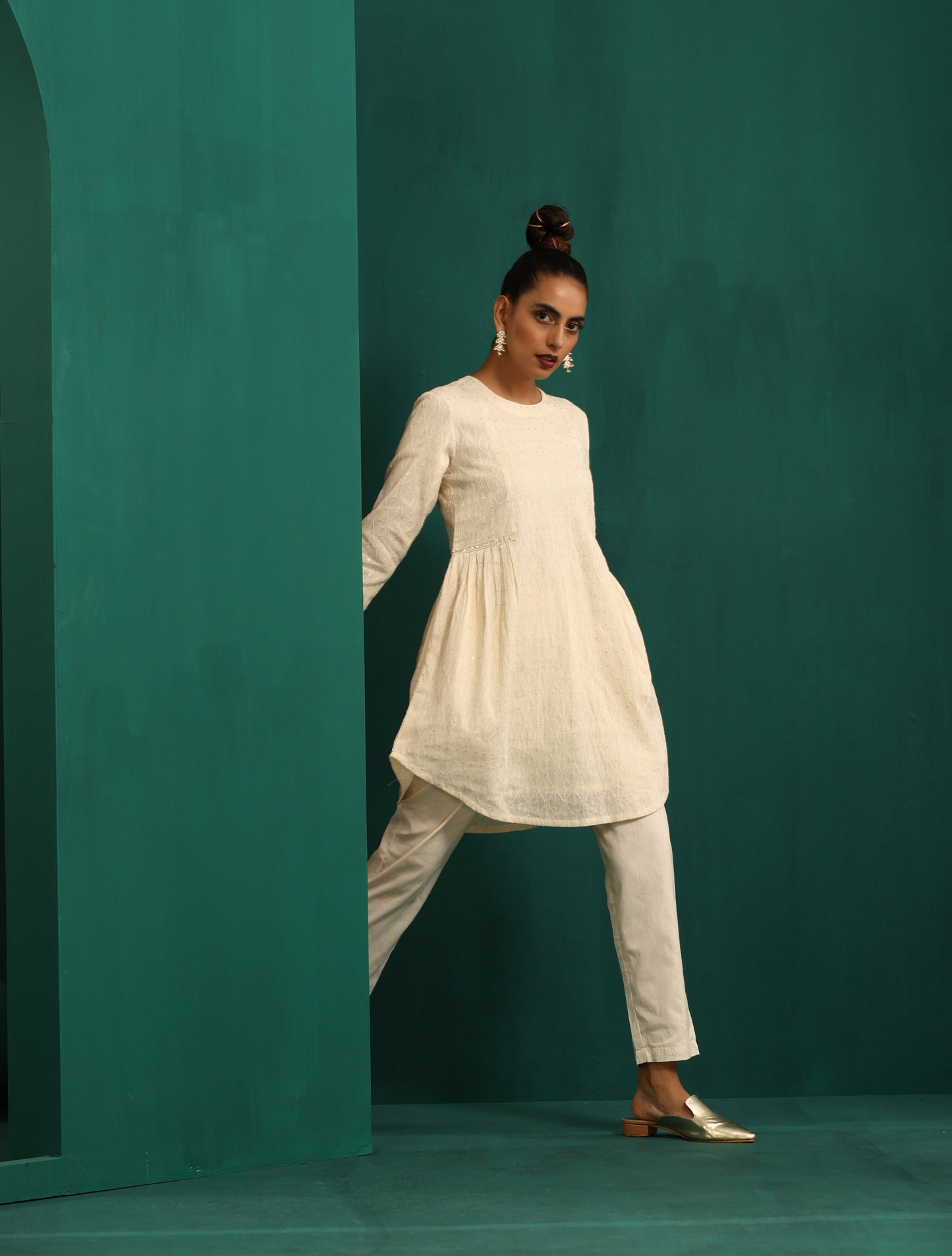 trueBrowns Ivory Tonal Cotton Side Gathers Co-ord Set - Swadesiicart