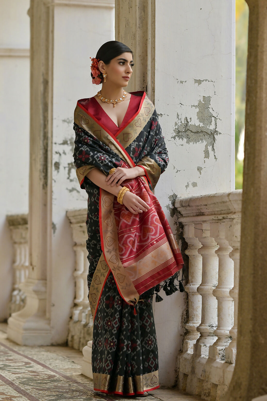 Vishnu Weaves Women's Black Raw Silk Thread Ikkat Woven Saree with Blouse - Swadesiicart