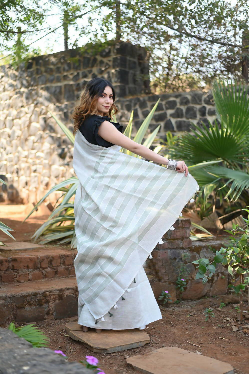 Very Much Indian Pure Linen Saree With Sleek Border And Exclusive Design - Grey | Swadesiicart